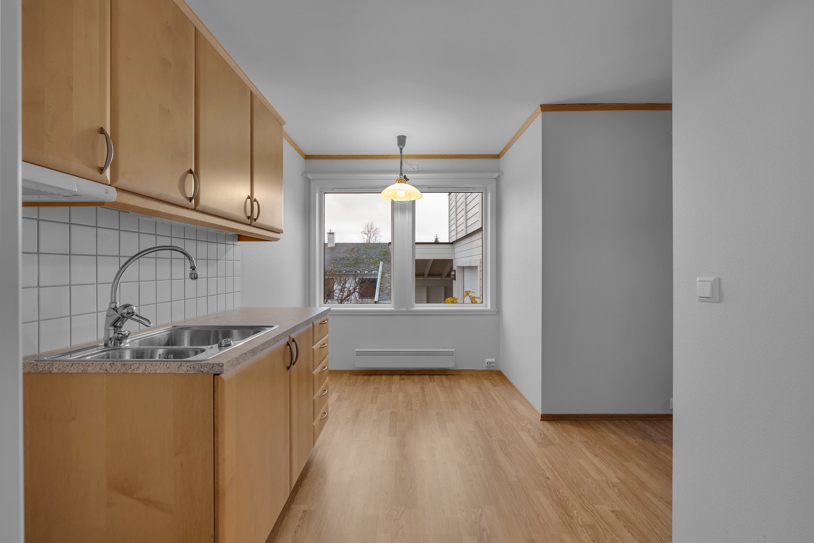 Praktisk kjøkken og plass til spisestue Galleribilde