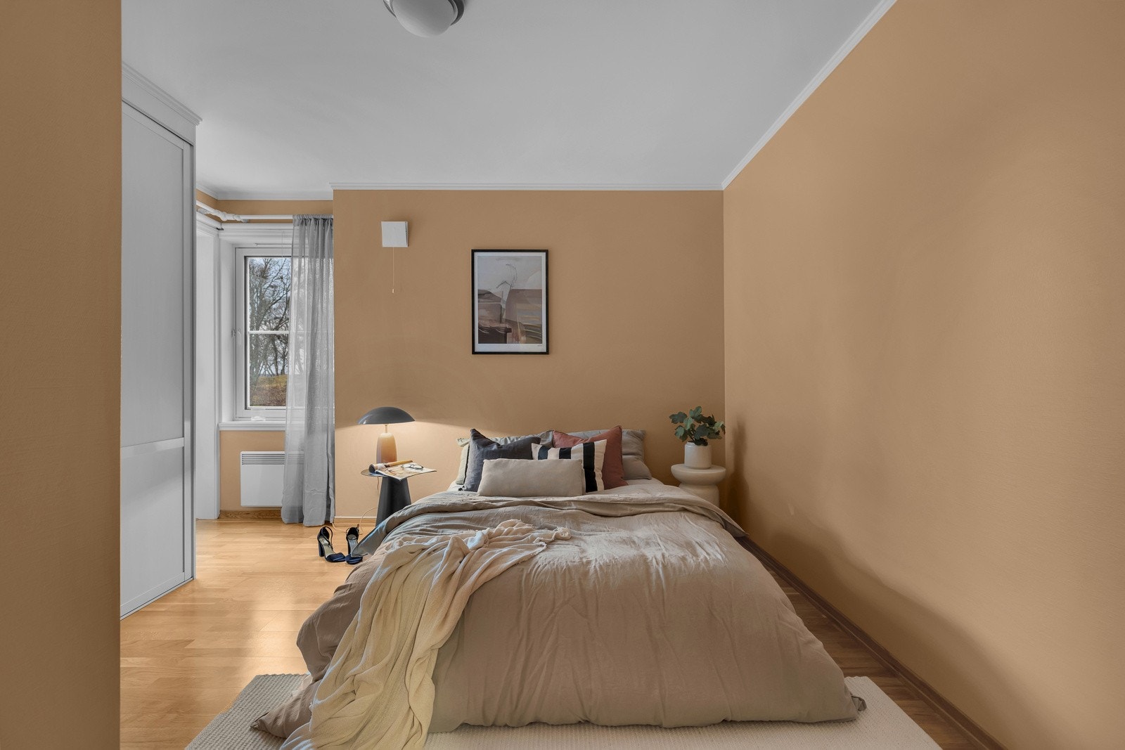 Her finner du god plass til både dobbeltseng og garderobe. Herfra er det også utgang til tomten Galleribilde