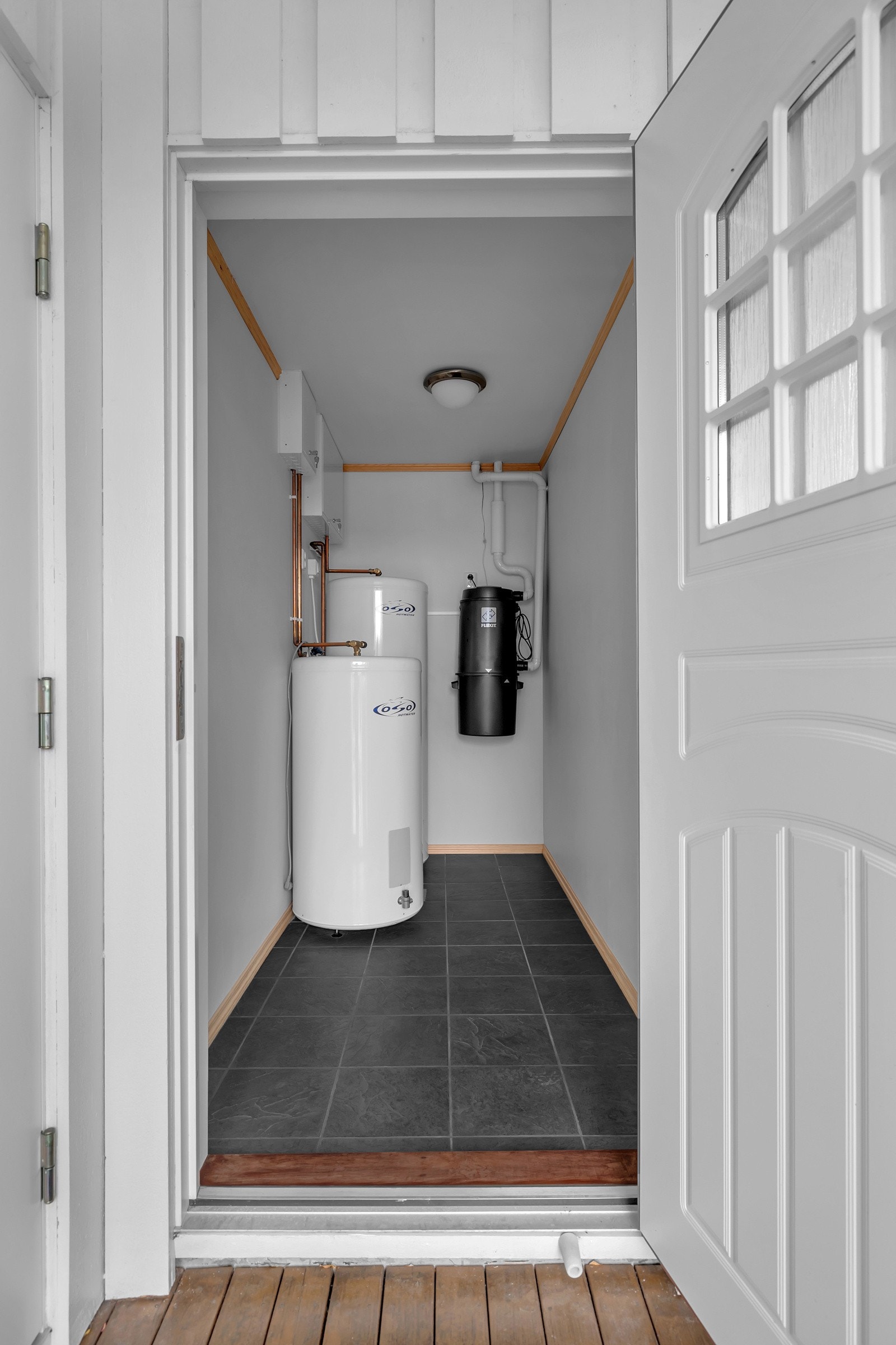 I tillegg til innvendig bod har du en praktisk sportsbod ved inngangspartiet. I tilegg er det god lagringsplass i bod bakerst i carport Galleribilde