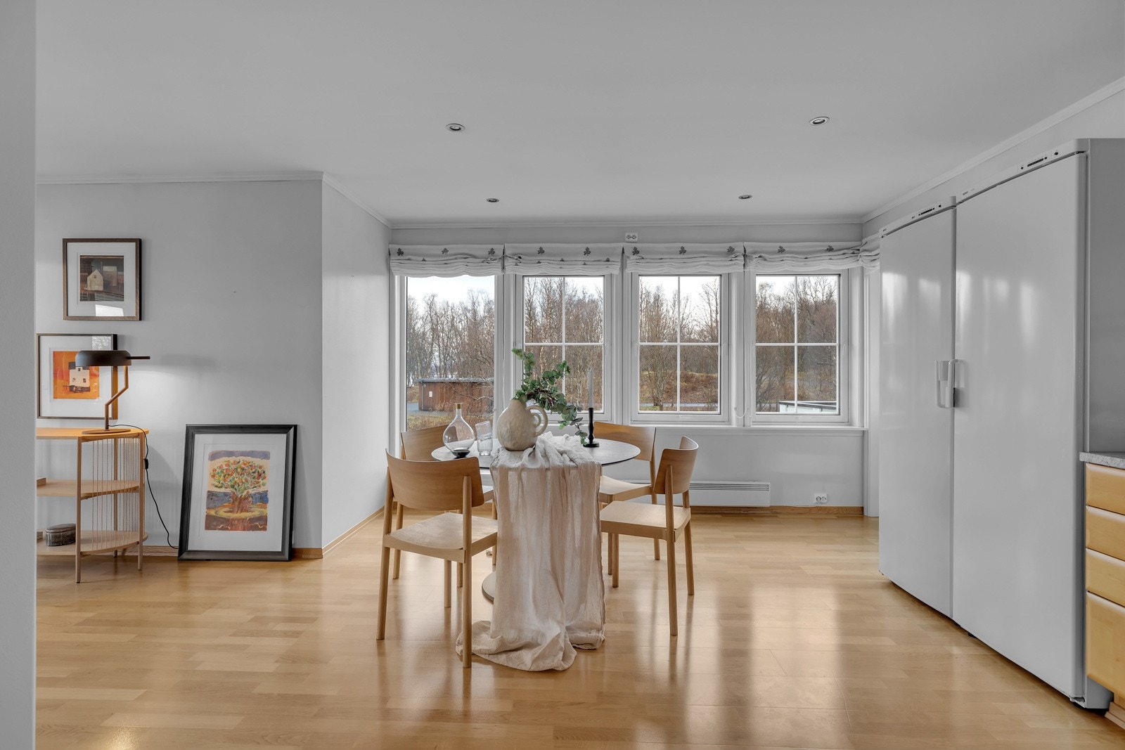 Spisestua er i naturlig tilknytning til kjøkkenet Galleribilde