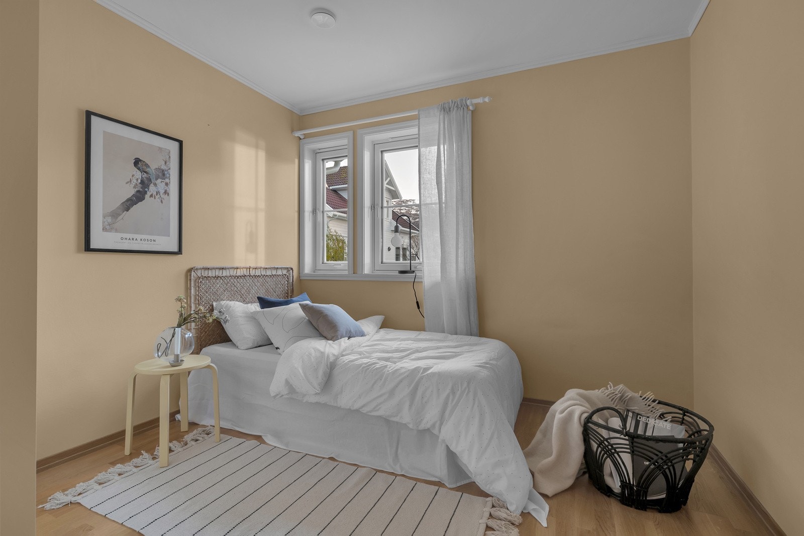 Soverom 1 i denne etasjen er på ca 9m2 og har vinduer mot øst Galleribilde