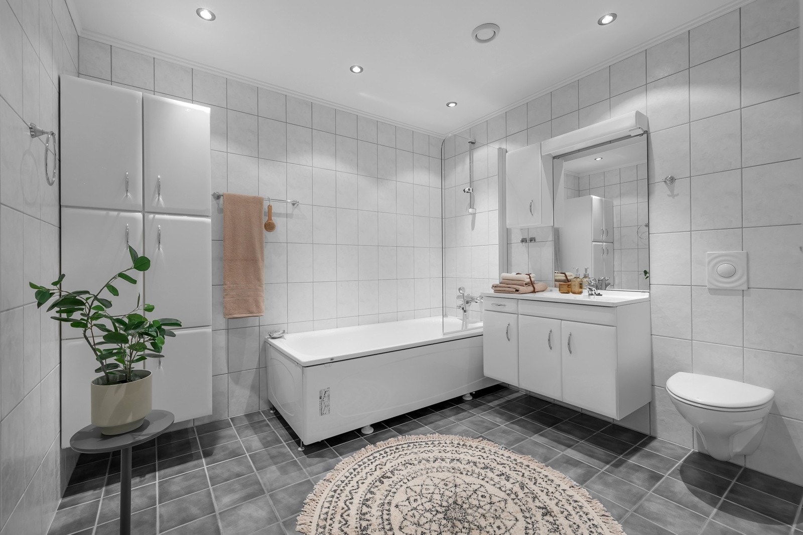 Badet er praktisk og pent. Flislagt på gulv og vegger. Ca. 7m2 Galleribilde