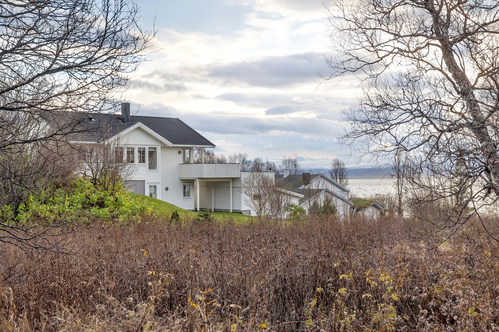 Eiendommen består av 3 parseller på ca. 3 mål samlet slik at du har rolige landlige omgivelser Galleribilde