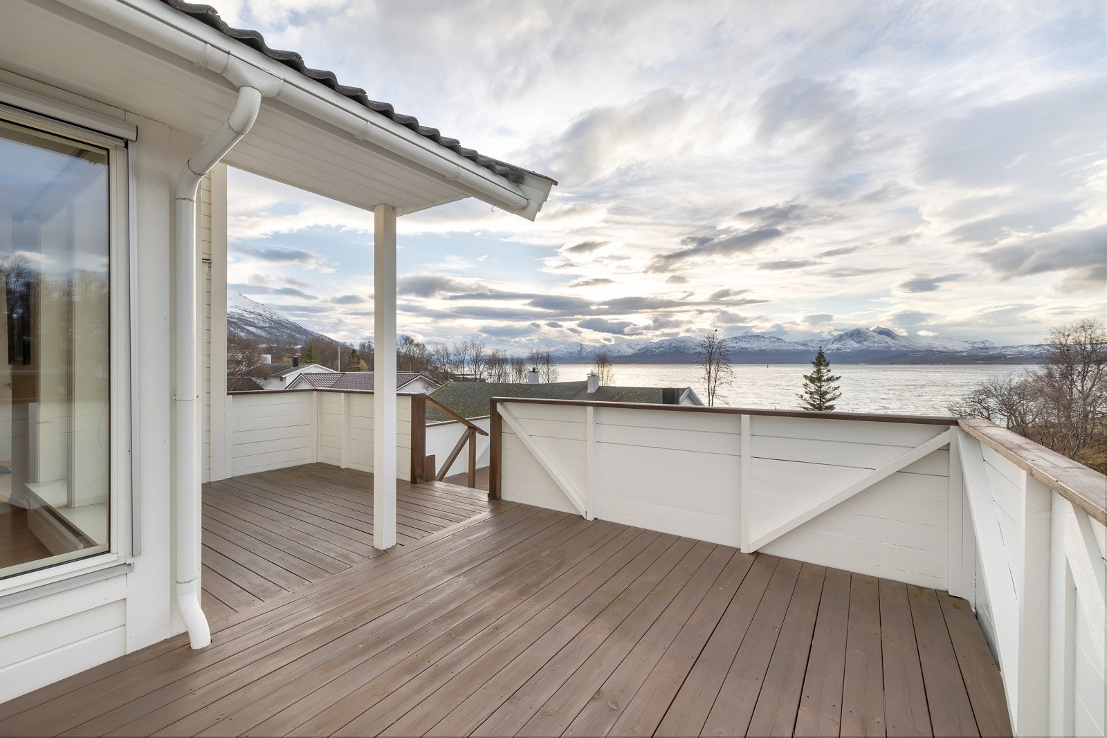 Totalt byr Strandvegen 192 på 49m2 med solrikt veranda-areal (TBA) Galleribilde