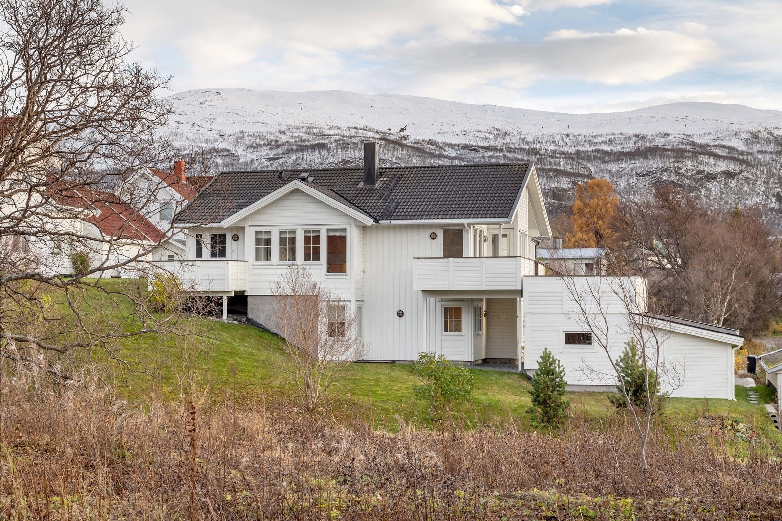 Boligen er ført opp i 2002 og er i svært god stand Galleribilde