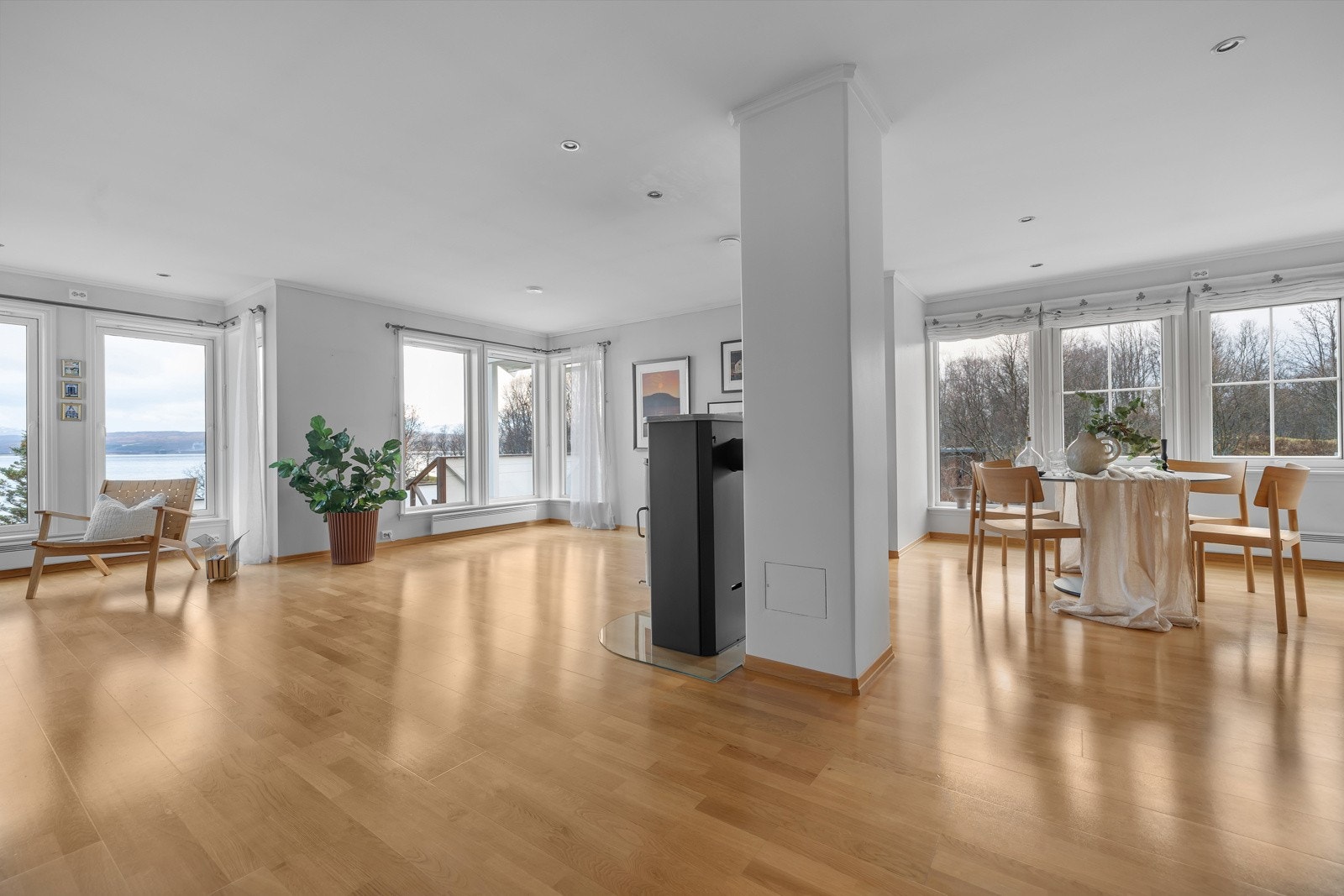 I midten av rommet har du en effektiv vedovn Galleribilde