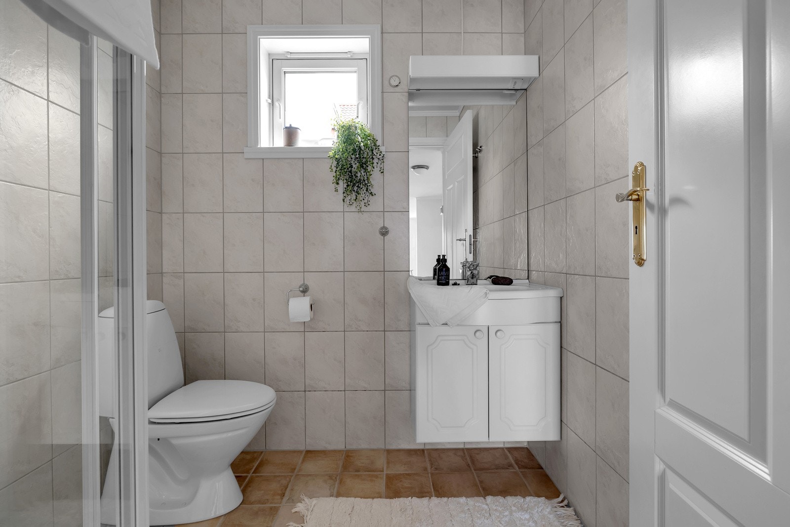 Mellom soverommene i denne etasjen finner du et praktisk bad Galleribilde