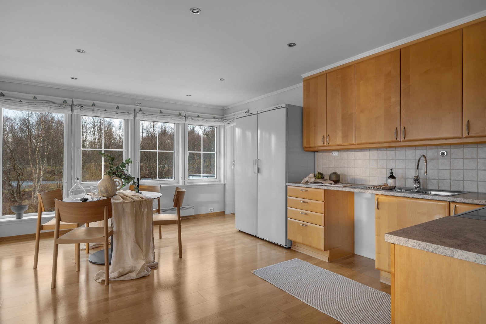 Praktisk kjøkken med vinduer mot vest (mot ekstratomtene og Telegrafbukta) Galleribilde