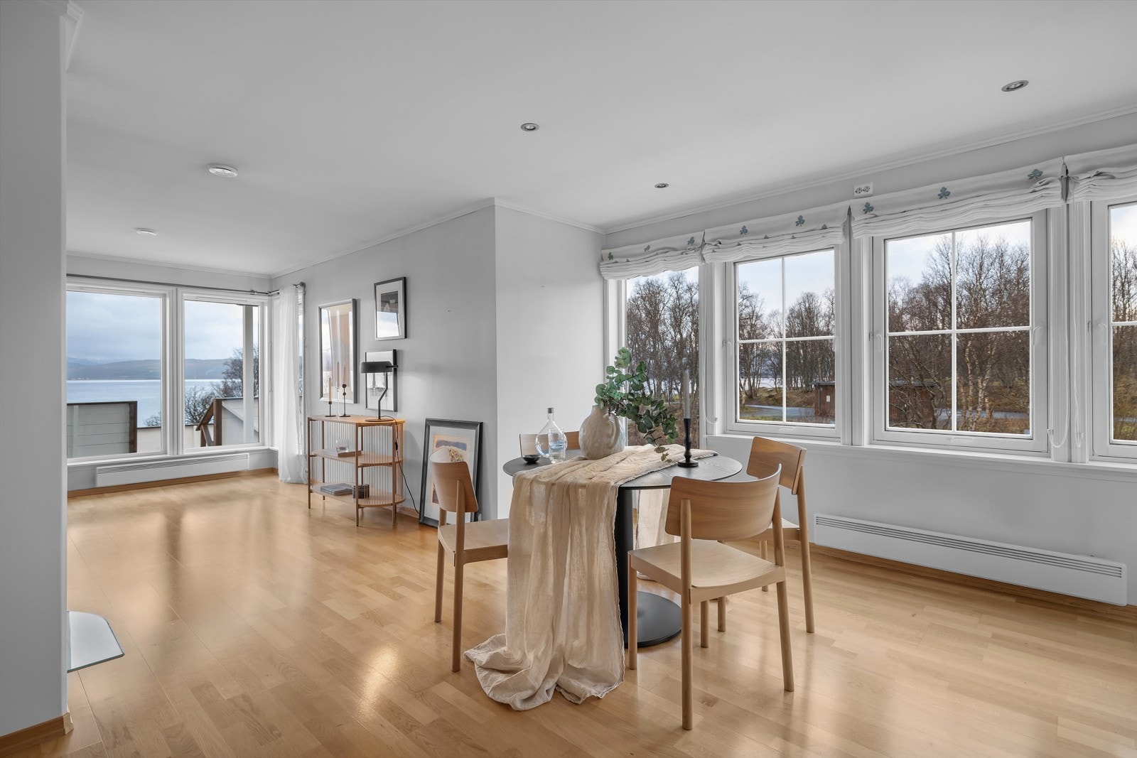 Fra stua går du ut til verandaer mot sør og vest Galleribilde