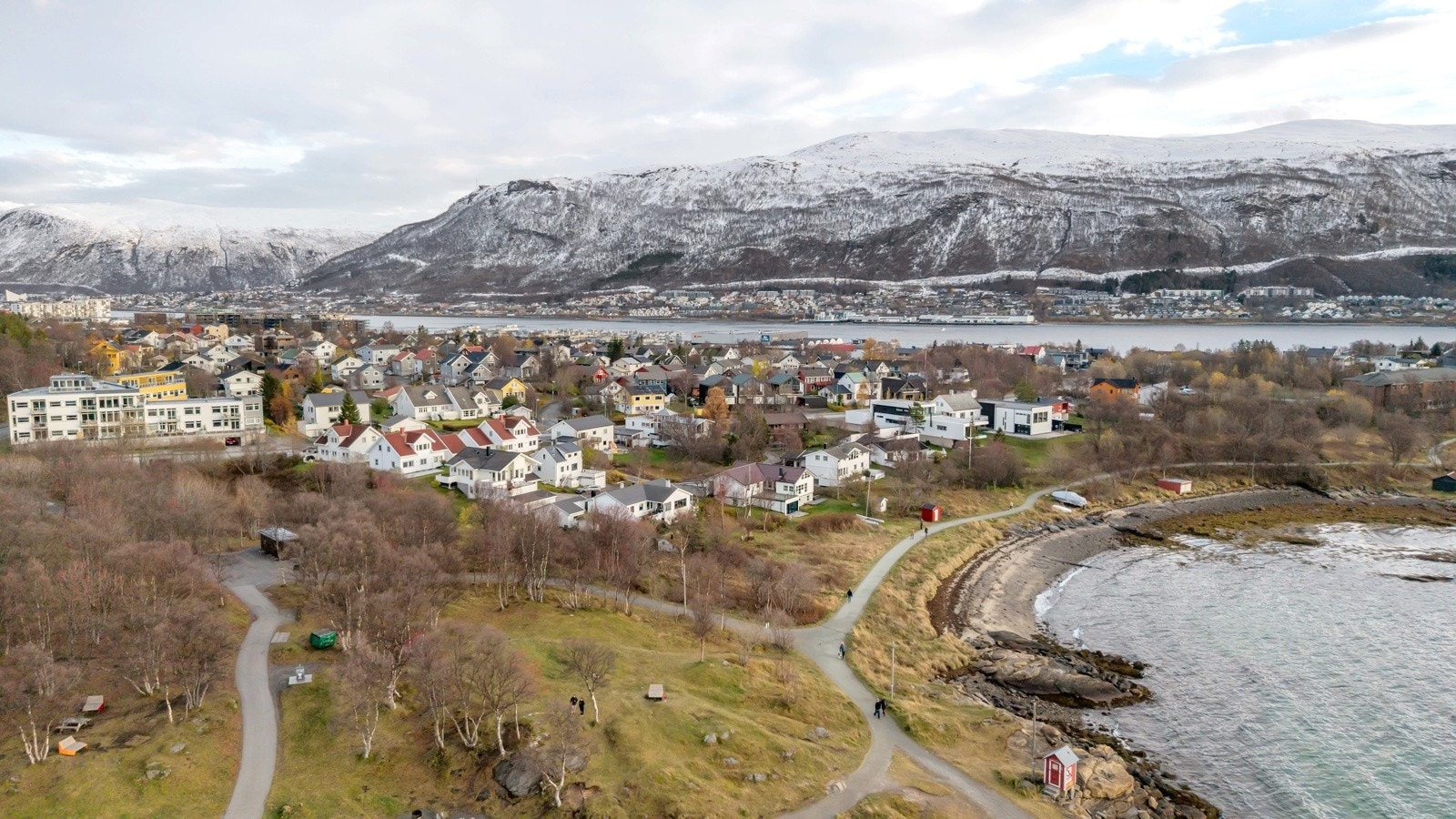 Herfra er det umiddelbar tilgang til sjø- og fjære, strandpromenaden og Telegrafbukta Galleribilde