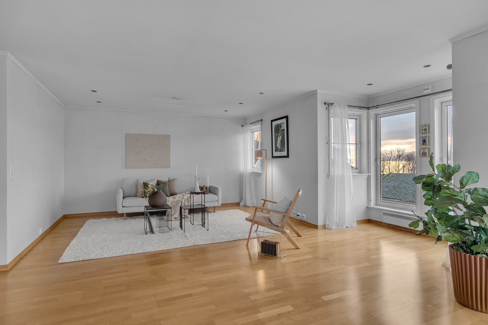 Det er flere soner i rommet slik at du fint finner plass til dagligstue, sittegrupper og spisestue Galleribilde