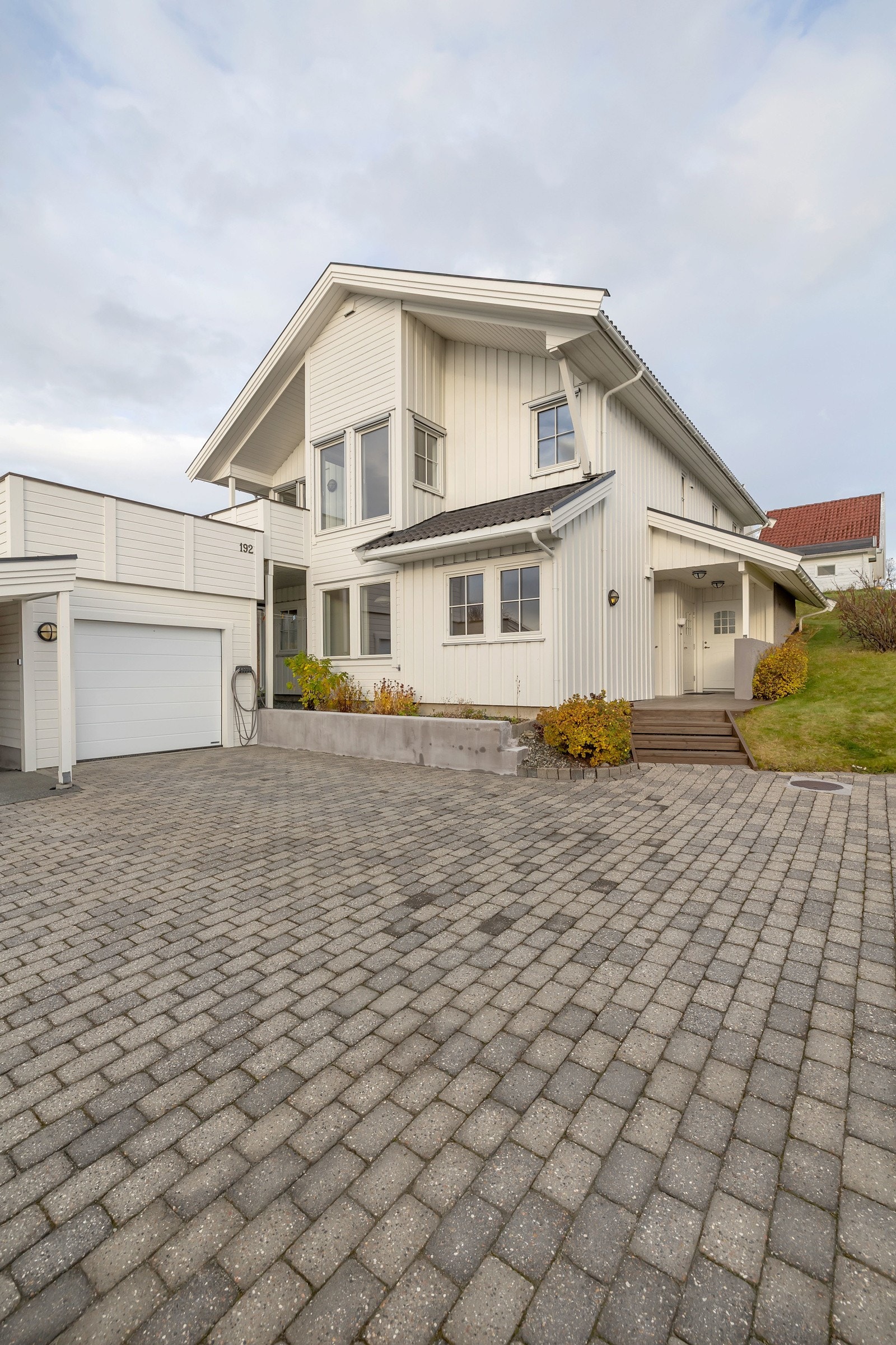 Strandvegen 192 har i deler av 1. etasje en godkjent 2-roms leilighet som kan bringe inn gode inntekter Galleribilde