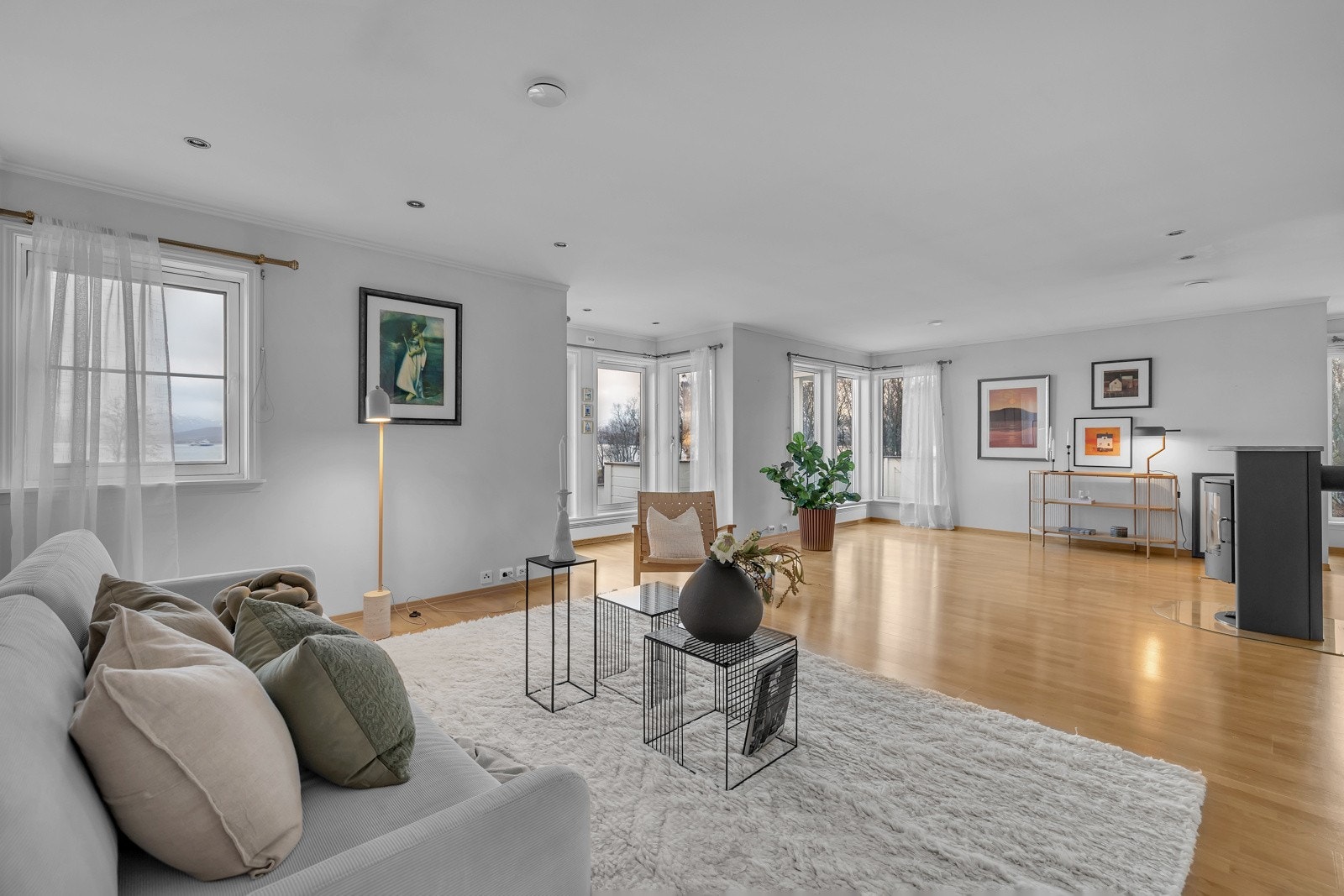 2. etasje er dedikert til stue,kjøkken, 2 soverom, bad og bod Galleribilde