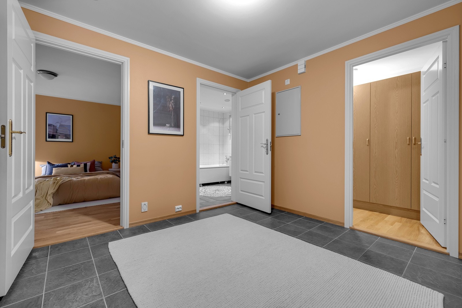 Hallen leder så videre til bad, bod og trappegang Galleribilde