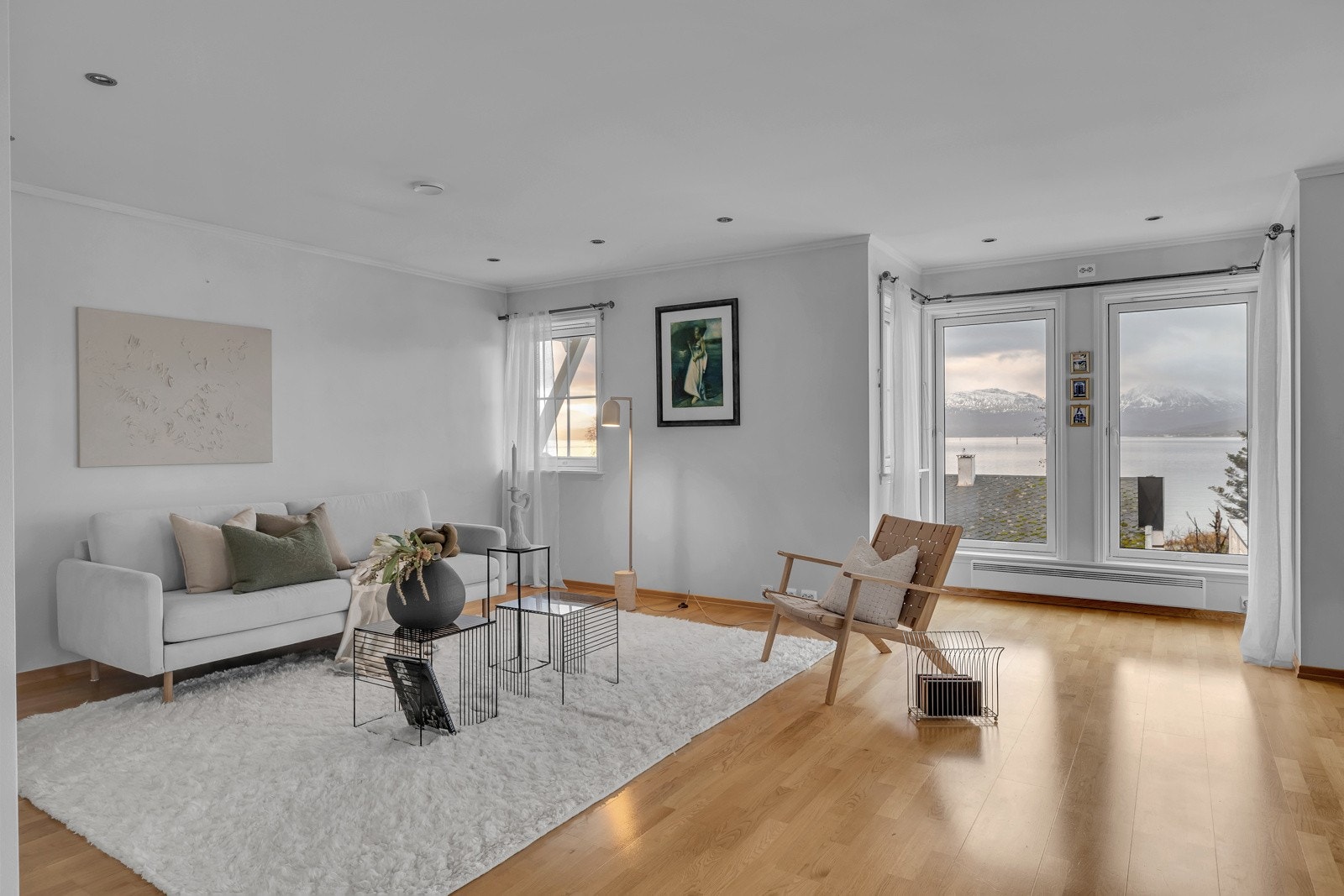 Stua er åpen og fin med store vindusflater mot sør og vest Galleribilde