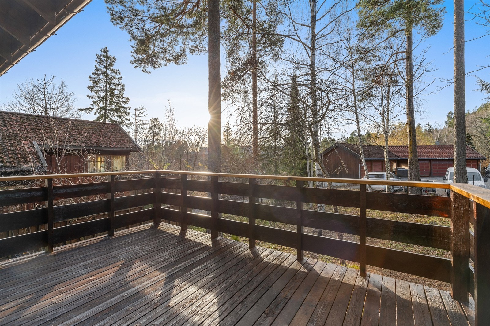 Terrassen med tilgang fra stuen. Her er det gode solforhold og plass til utemøbler. Galleribilde