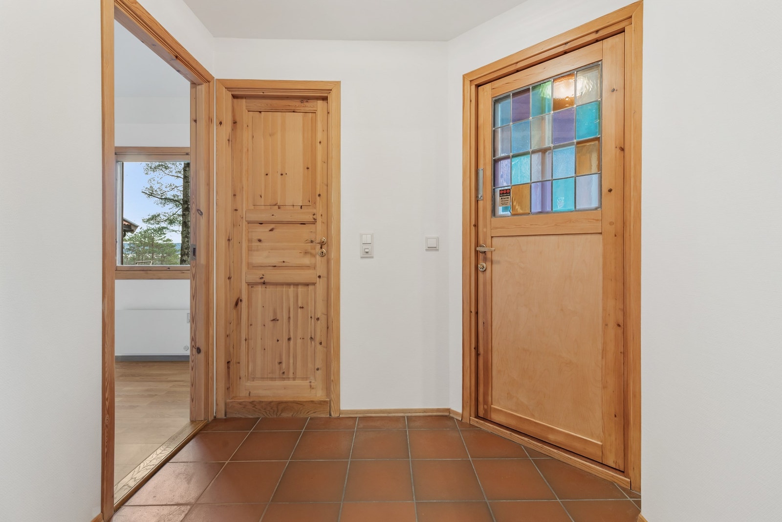 Entreen har tilgang til WC-rom, to av soverommene og gangen. Galleribilde