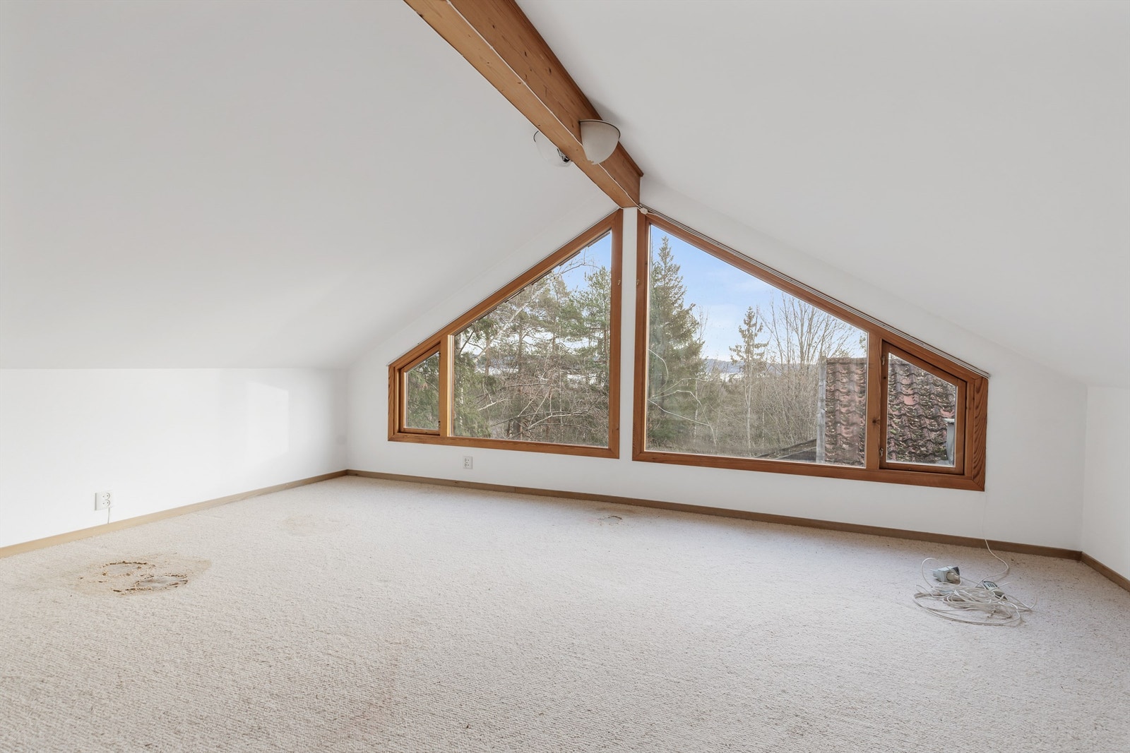 Hemsen i 2.etasje: Arealet har et totalt gulvareal (GUA) på 23 kvm, men grunnet lav takhøyde er kun 10 kvm av arealet måleverdig som bruksareal. Galleribilde