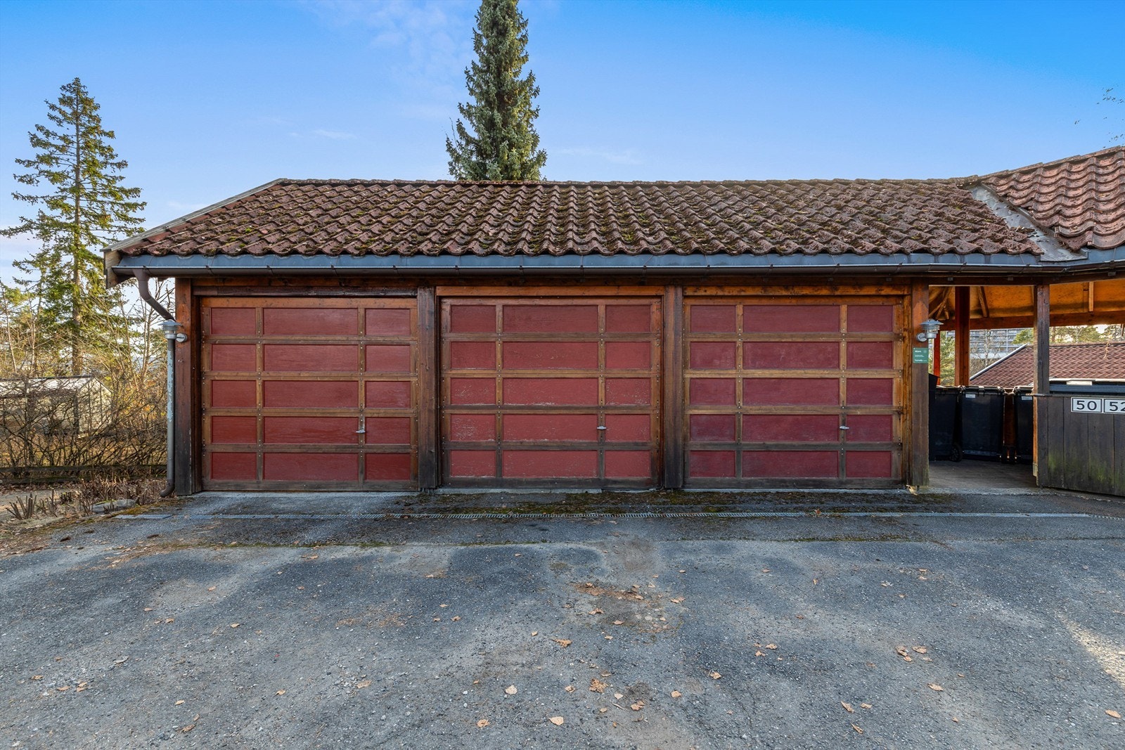 Boligen har egen garasje i garasjerekke. Galleribilde