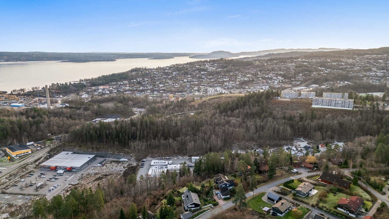 Det er god tilgang til offentlig kommunikasjon. Fra Vollen har du tilgang på båt til Aker Brygge, som bruker ca. 30 minutter over sjøen hver morgen og ettermiddag, her kan man for øvrig benytte Ruter reisekort. Galleribilde