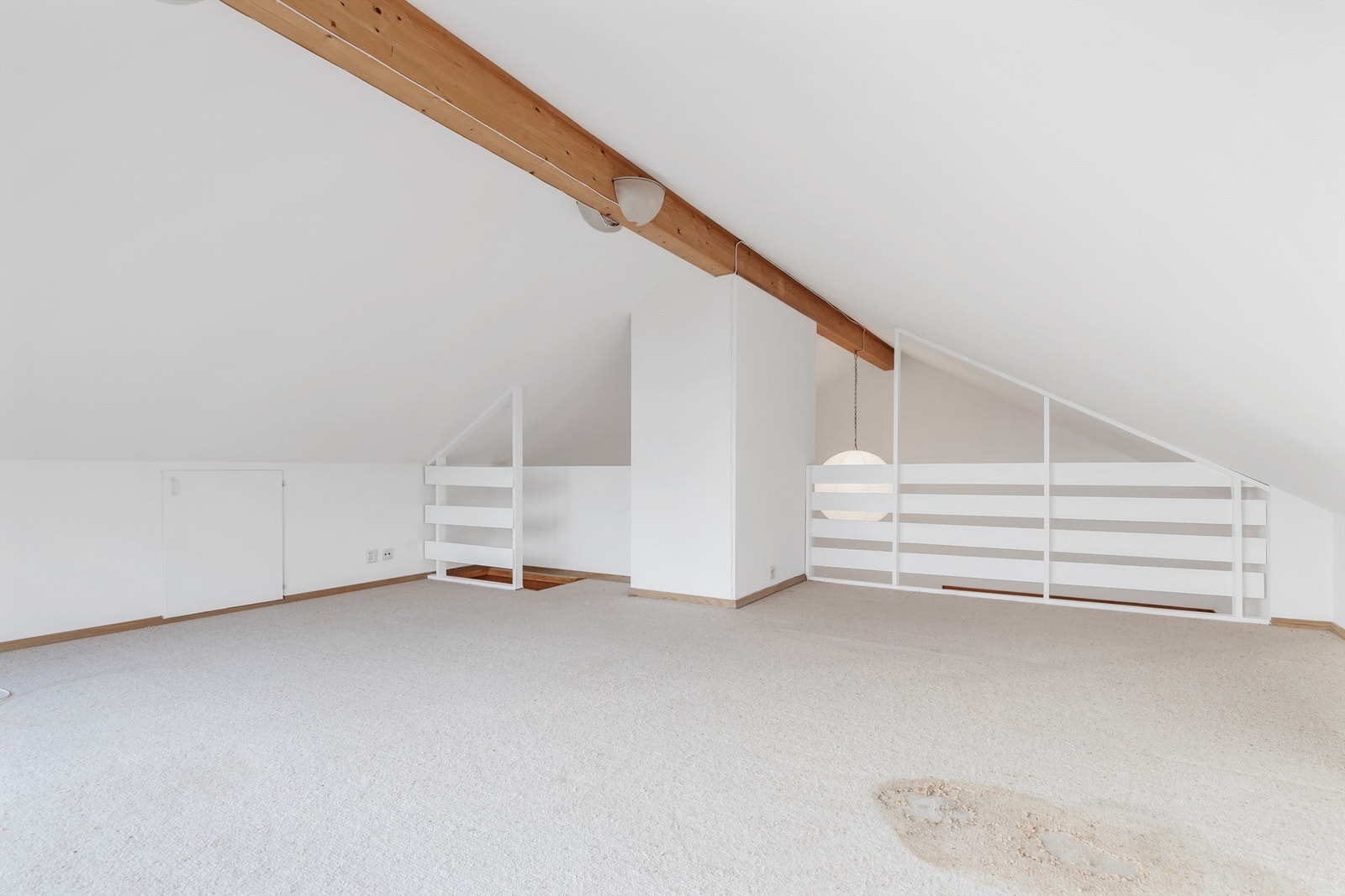 Hemsen i 2.etasje: Arealet har et totalt gulvareal (GUA) på 23 kvm, men grunnet lav takhøyde er kun 10 kvm av arealet måleverdig som bruksareal. Galleribilde