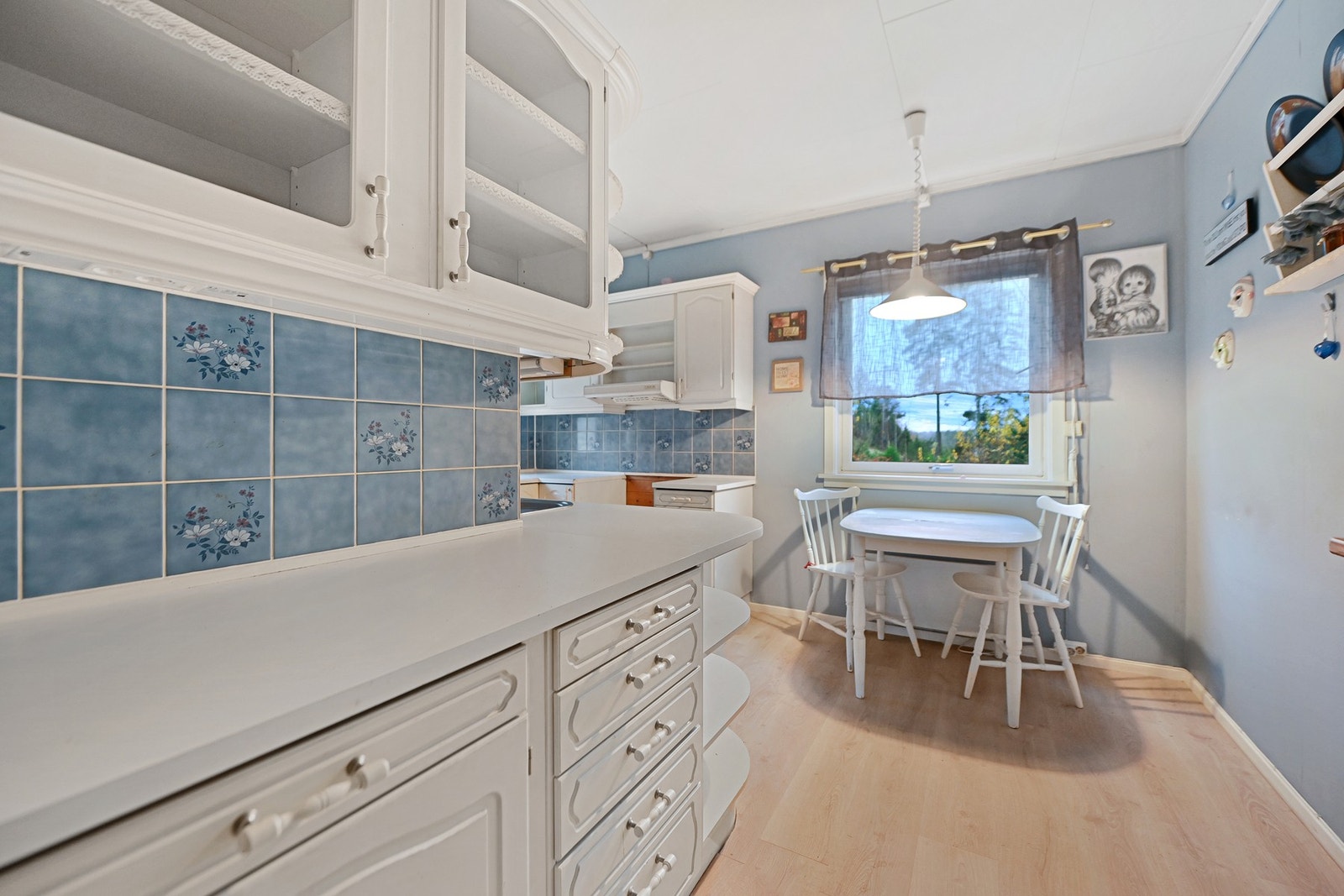 Det som er viktig, er at kjøkkenet er lukket og adskilt fra stuen, noe som gjør det til et fint arbeidsrom. Galleribilde