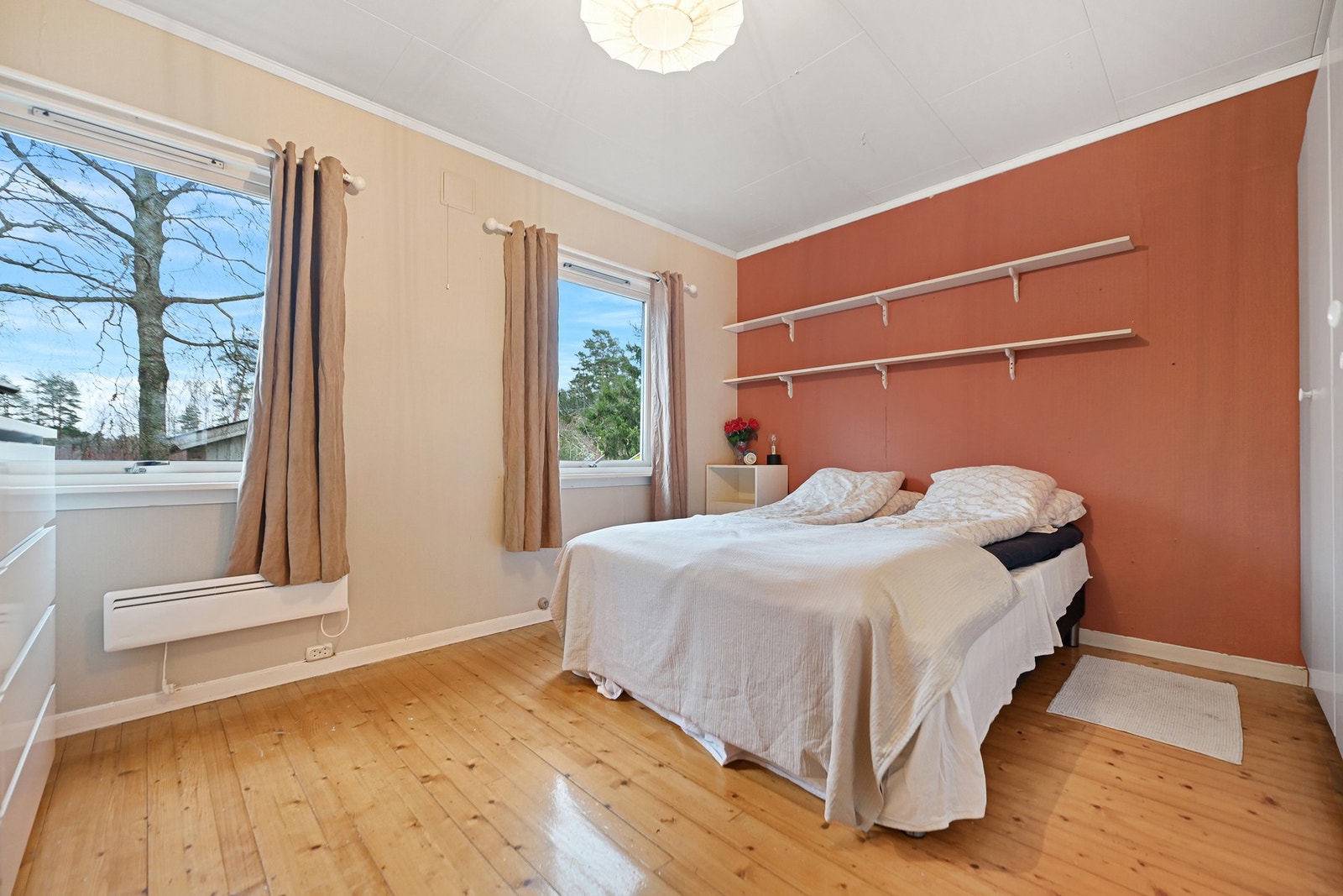 Boligen har to soverom. Hovedsoverommet er stort og lyst med god plass til dobbeltseng. Galleribilde