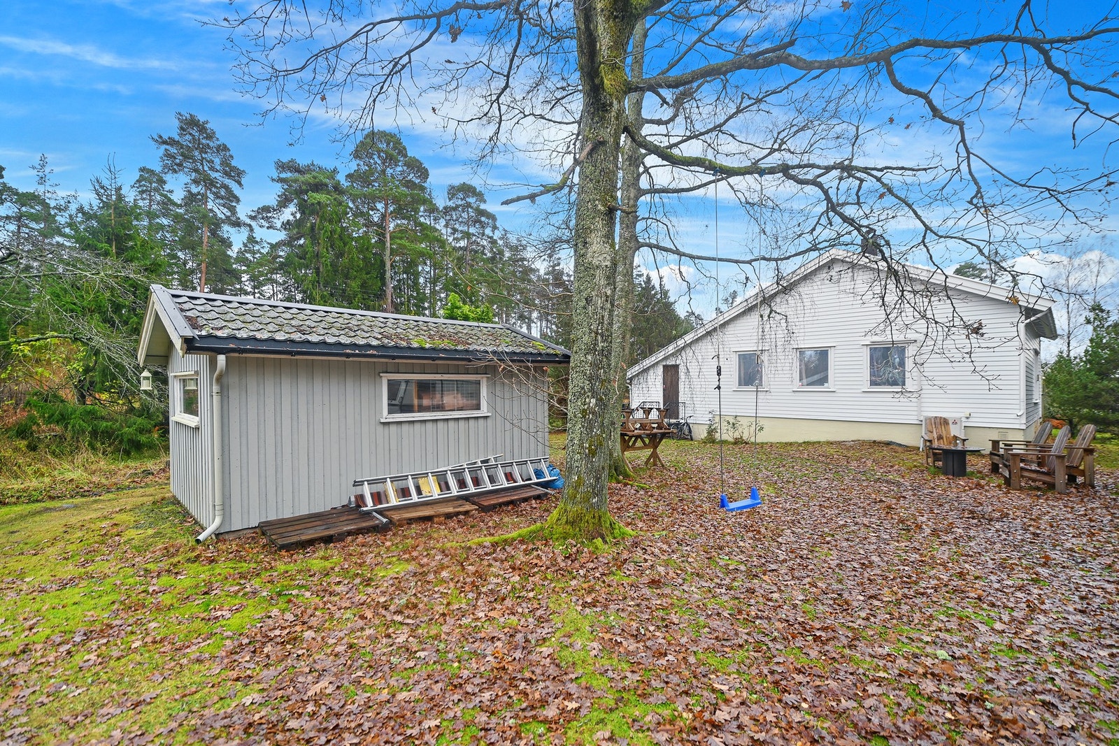 Det er enebolig og garasje og bod på tomta. Galleribilde