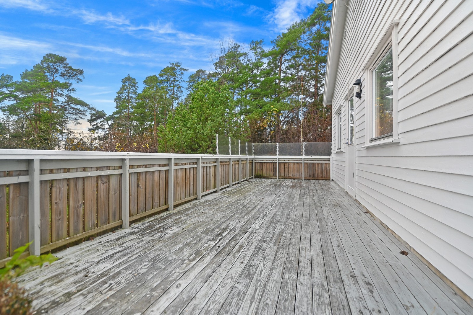 Her er det plass til sittemøbler og grill. Galleribilde