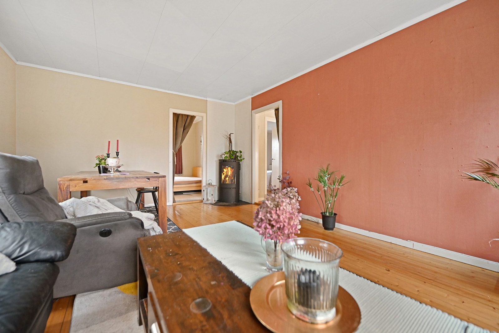 Fra sofakroken har man utsikt til terrassen og hagen. Galleribilde