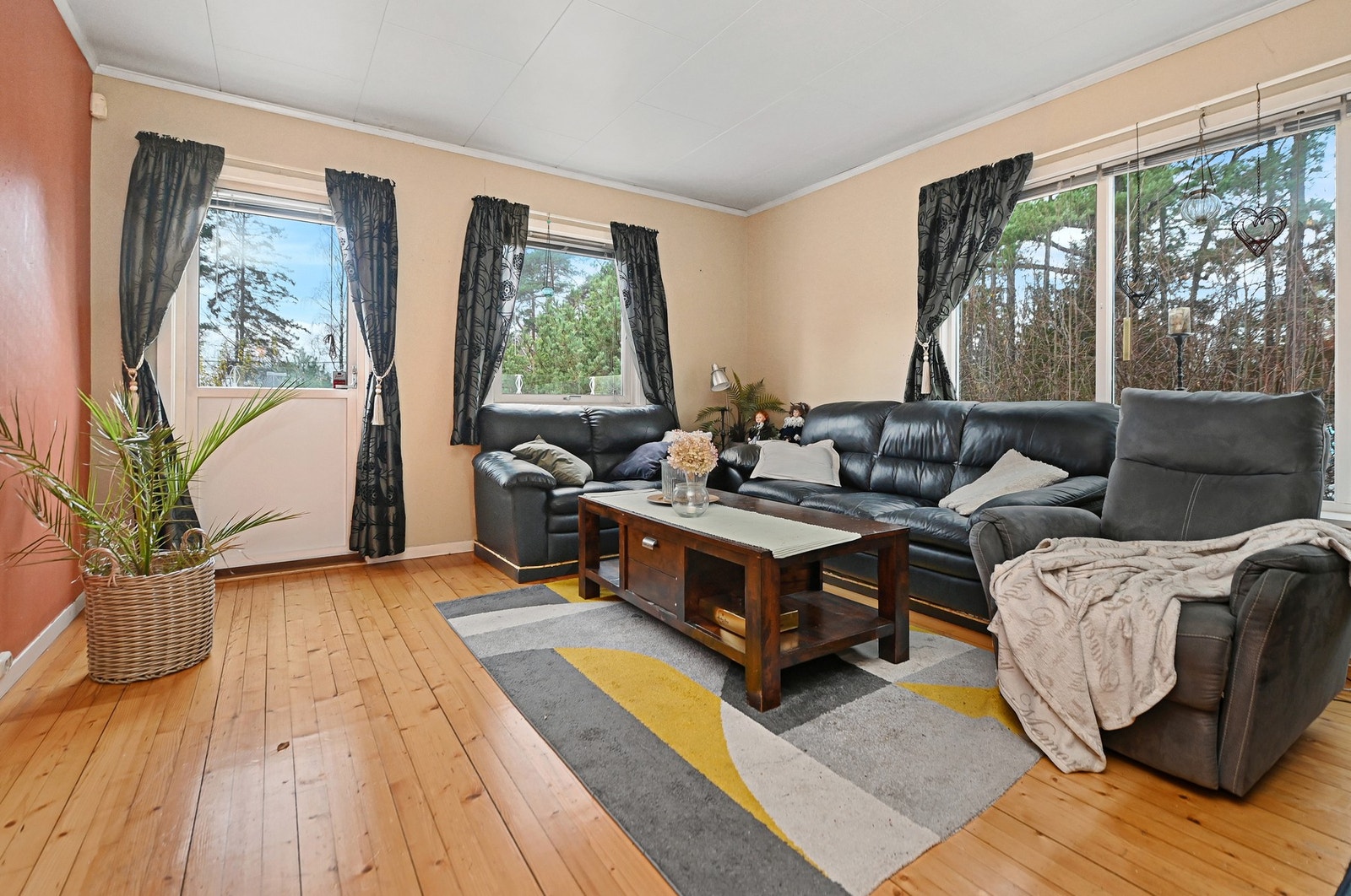 Store vindusflater bidrar til mye naturlig lys. Galleribilde