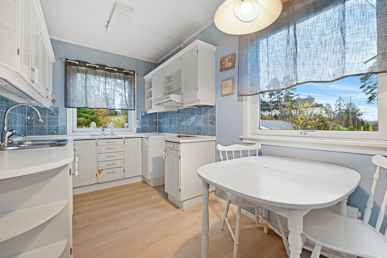 Ved vinduet er det rom for spiseplass. Galleribilde