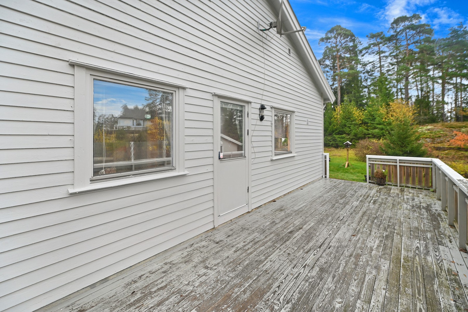 Fra stuen er det utgang til stor terrasse. Galleribilde