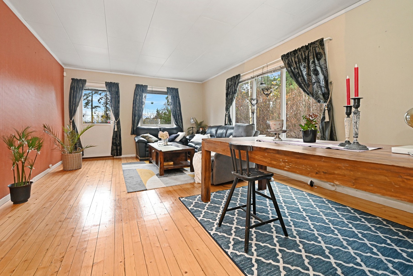 Stuen er luftig med god plass til både sittegruppe og spisestue. Galleribilde