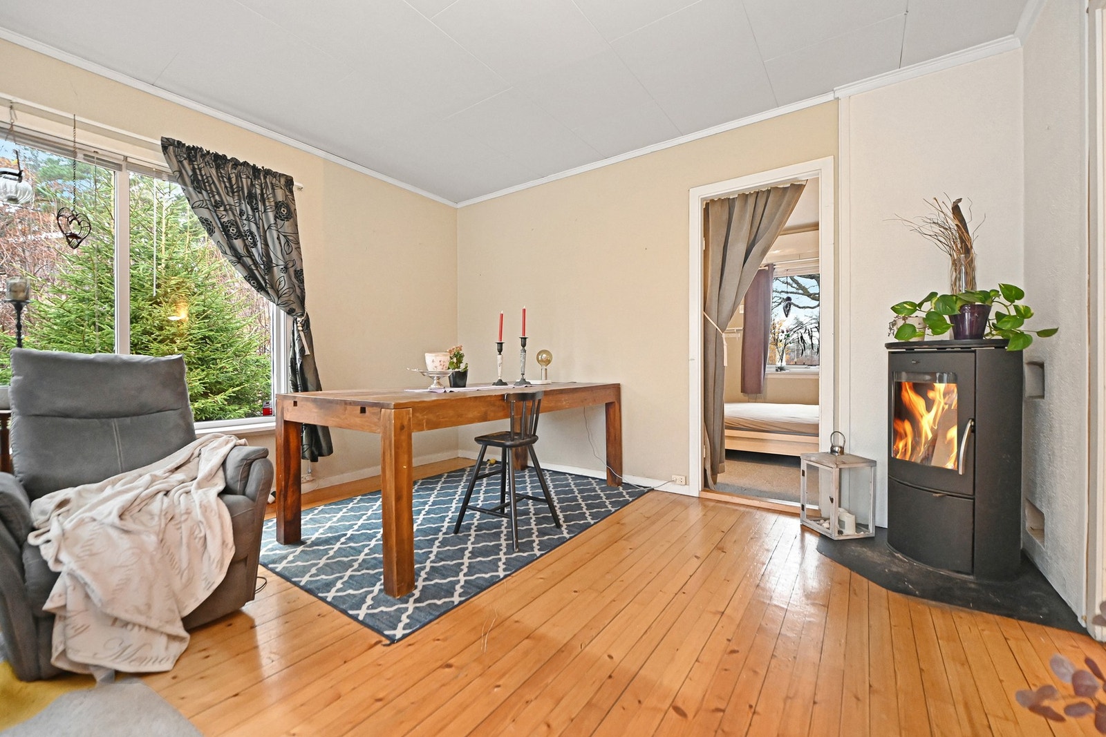 Rommet varmes opp med en pen vedovn. Galleribilde