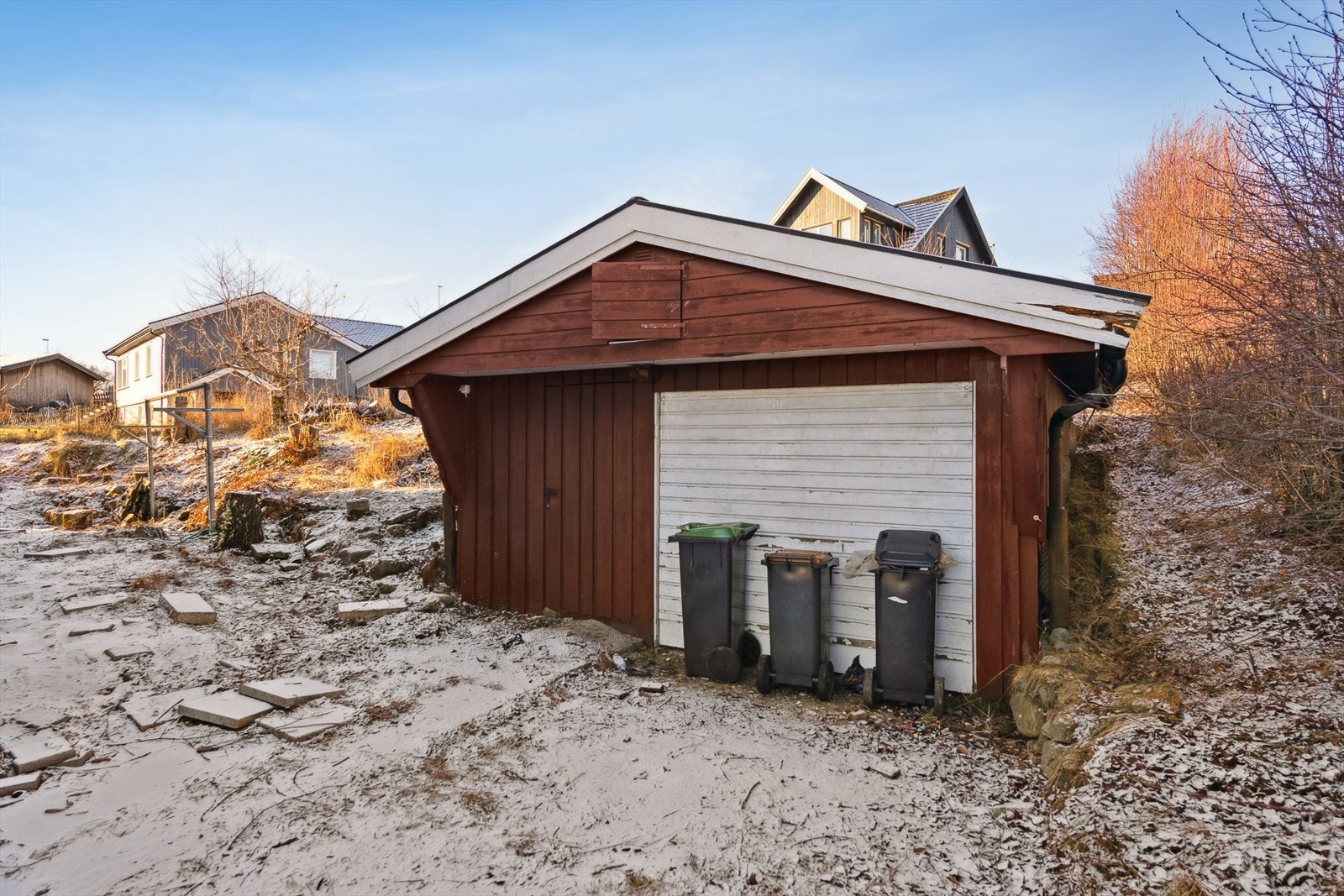 Garasjen er oppført i 1984 og har enkel standard, med behov for vedlikehold og utbedringer. Galleribilde