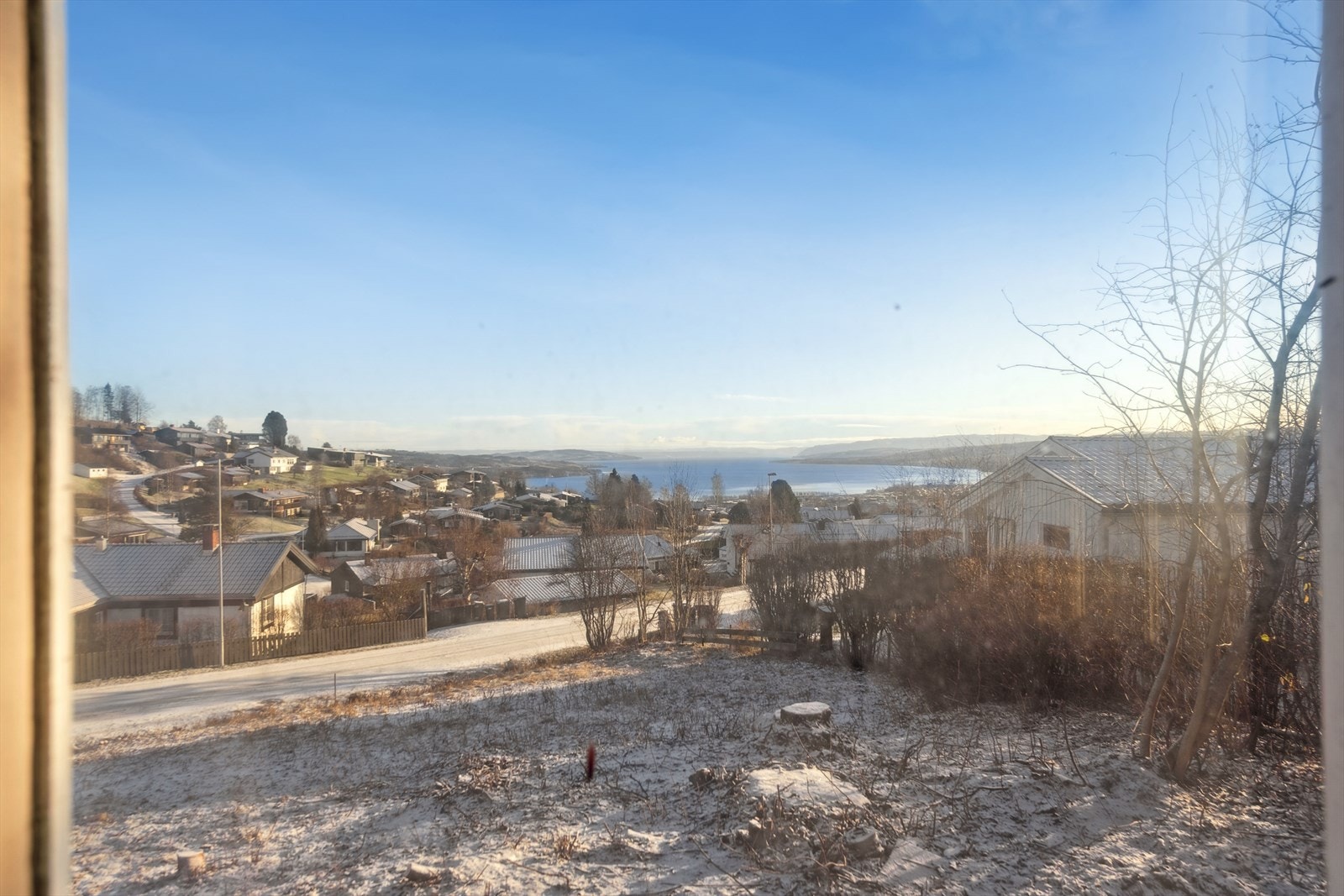 Utsikt over nærområdet med Mjøsa i det fjerne. Galleribilde