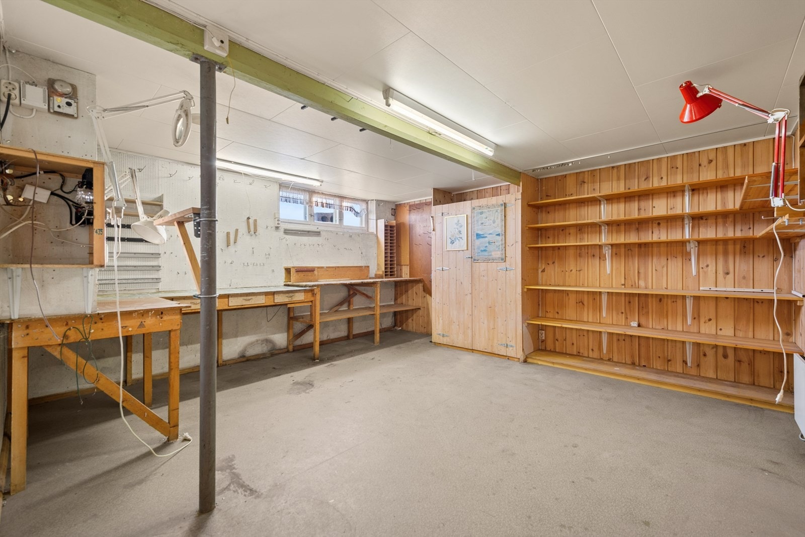 Arbeidsbenker og hyller gir rommet god oppbevaringsplass. Galleribilde