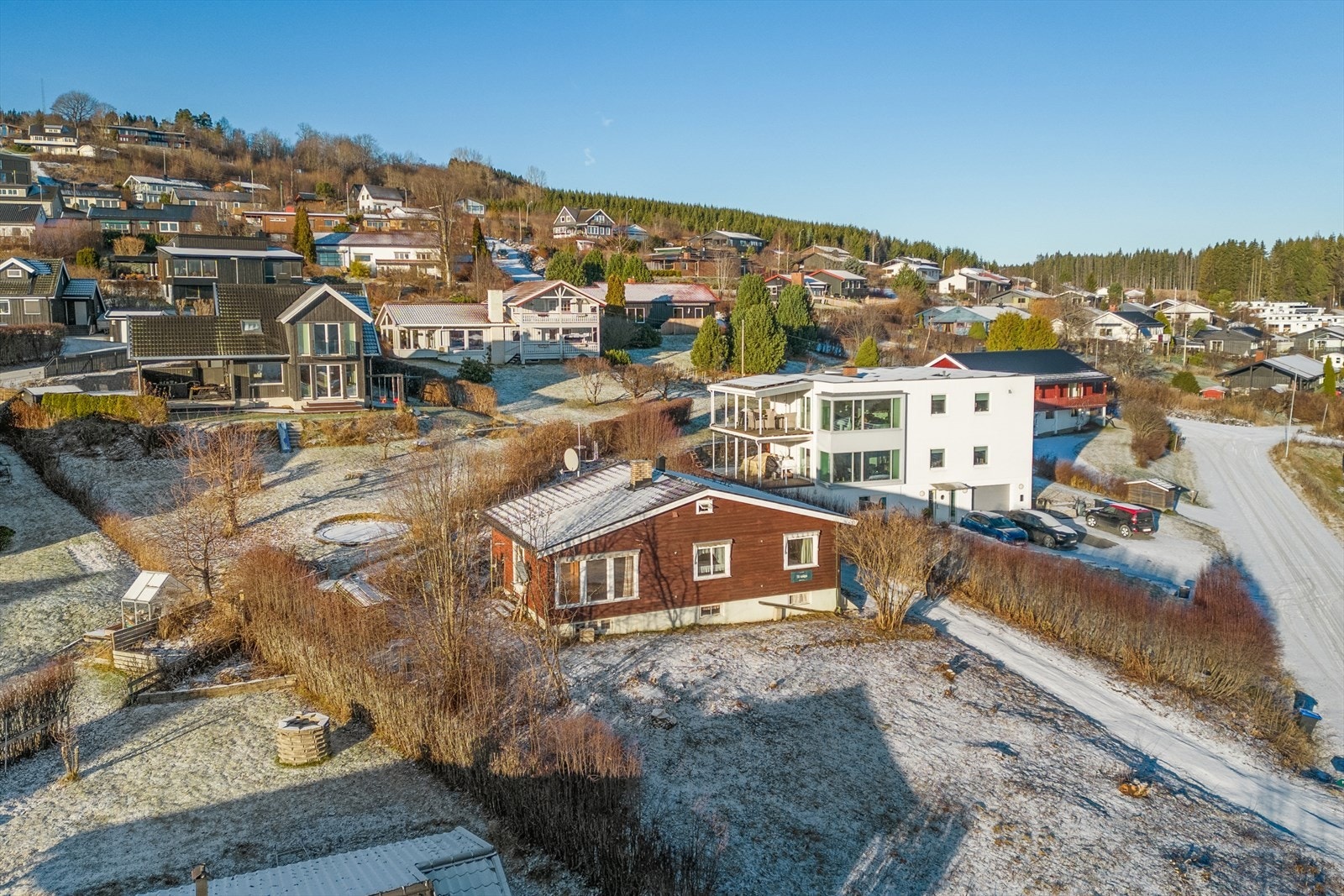 Eiendommen har behov for modernisering, noe som gir deg en unik mulighet til å skape et personlig og tidsriktig hjem tilpasset dine ønsker og behov. Galleribilde