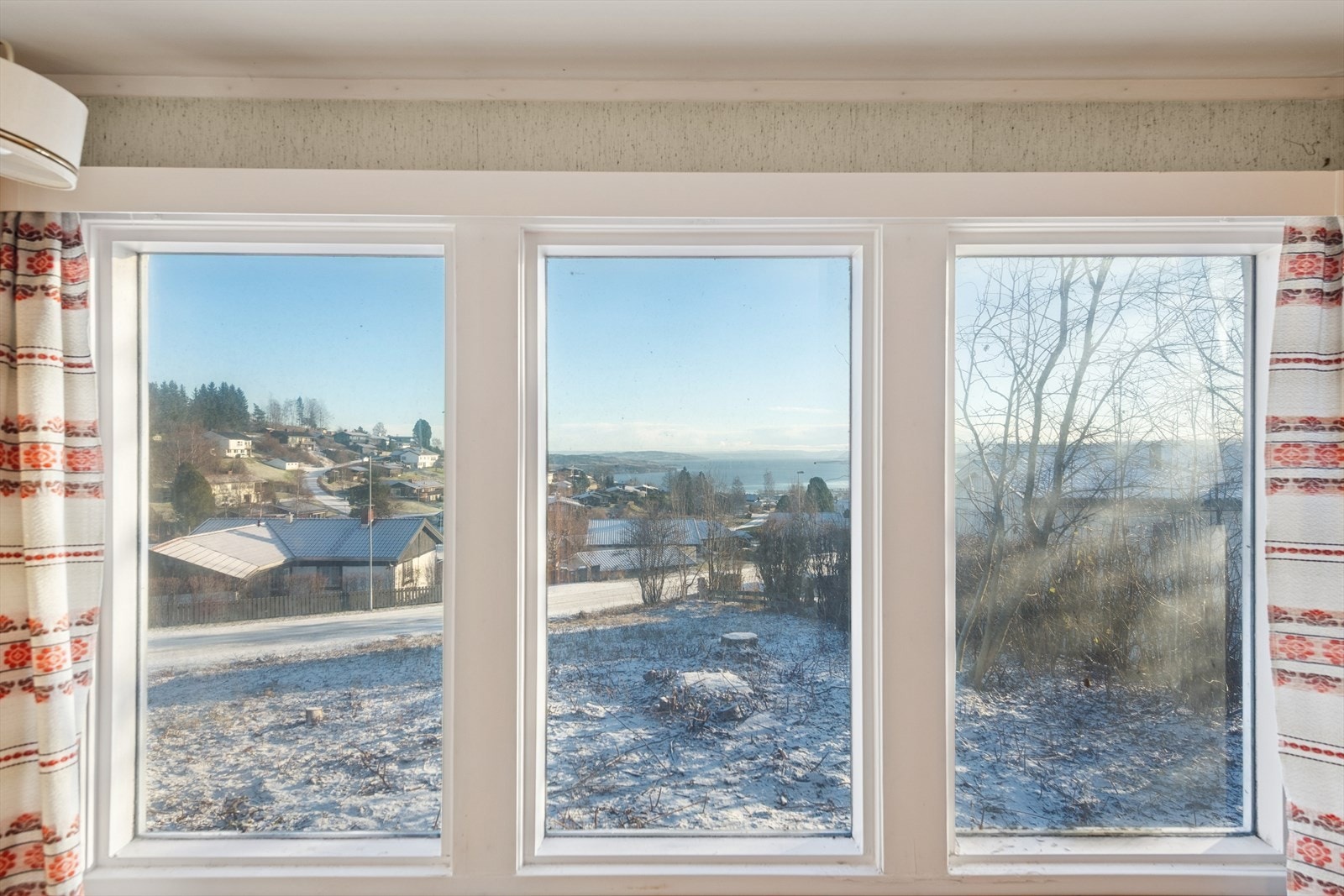 Store vinduer gir fin mot landskapet og sikrer godt med dagslys. Galleribilde