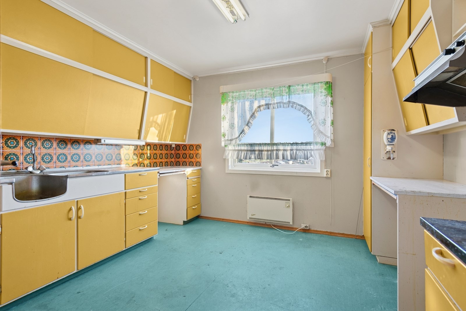 Innredningen bærer preg av slitasje, og det er registrert fuktskjolder i benkeskapet. Galleribilde