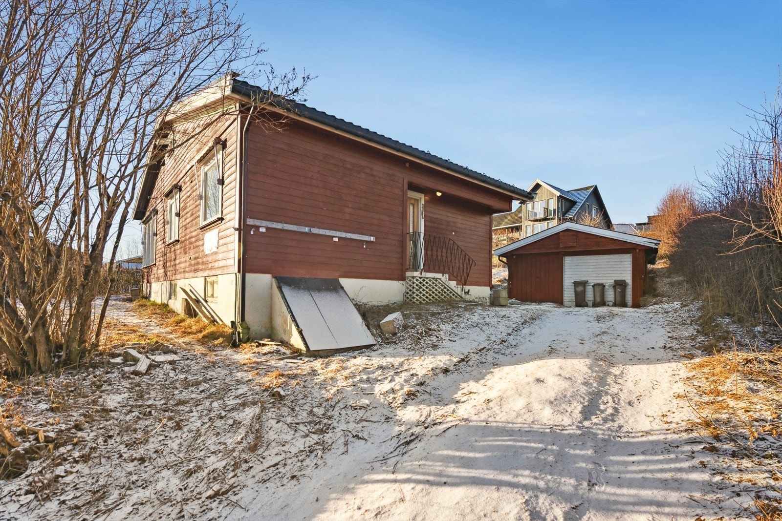 Boligen har en enkel standard med behov for oppgraderinger, men tilbyr en god planløsning med potensiale. Galleribilde