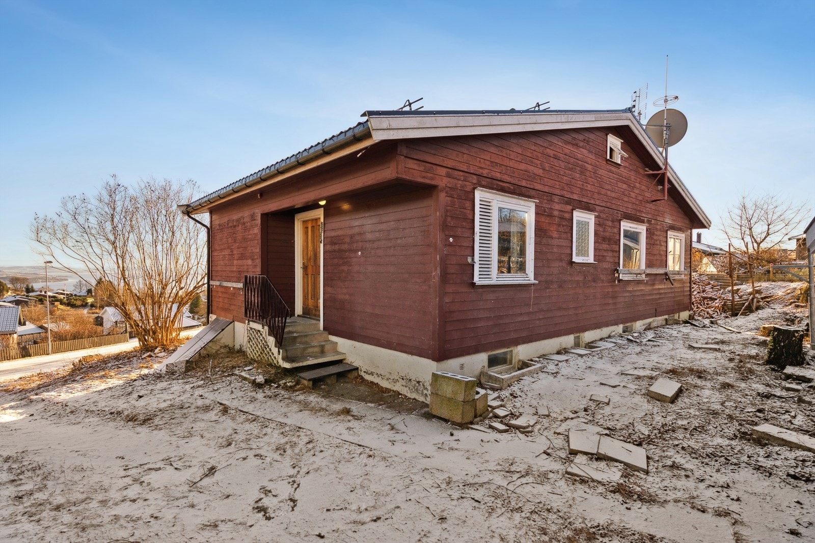 Uteområdet består av en stor og solrik tomt med beplantning og gruset gårdsplass. Galleribilde