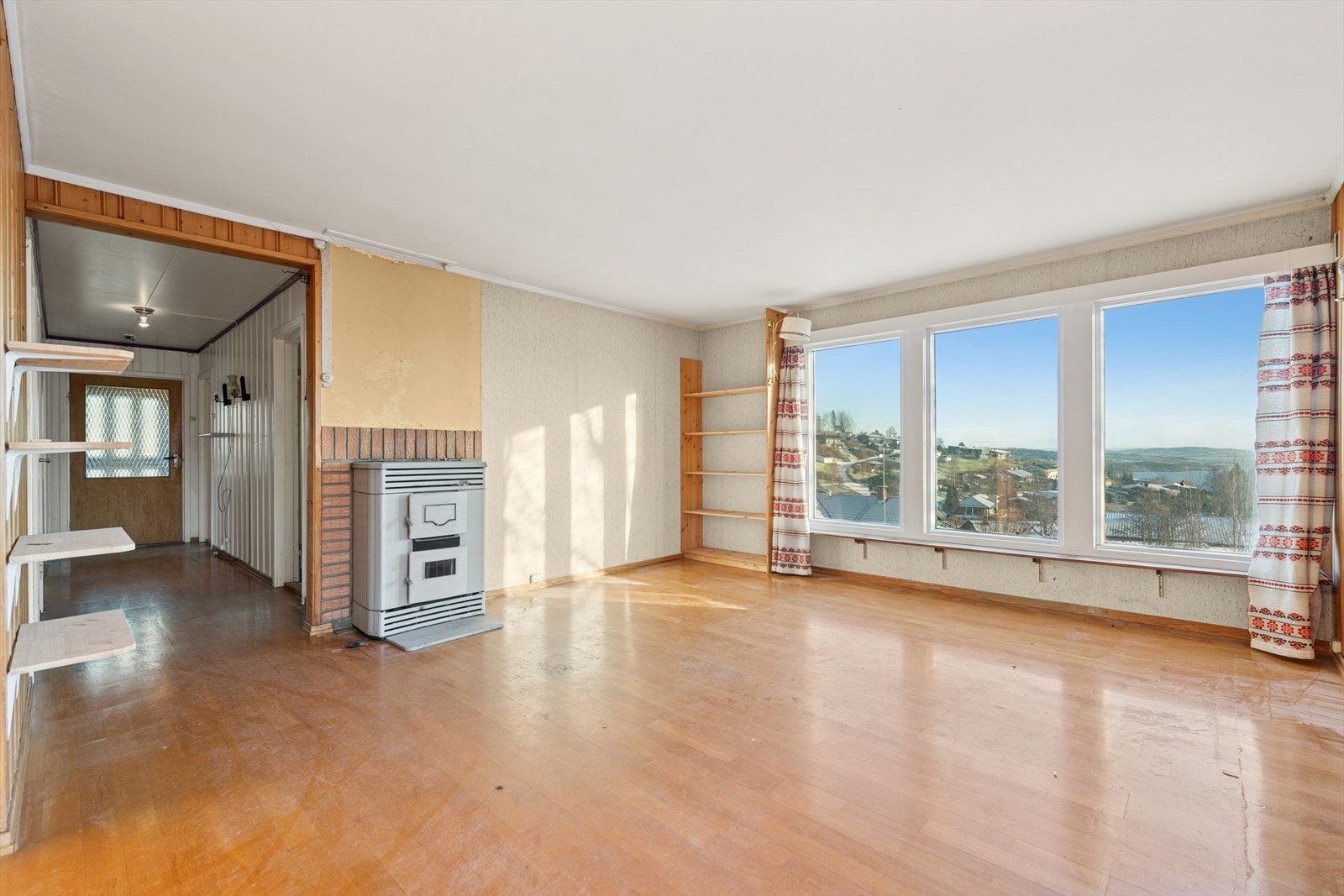 Store vinduer gir godt utsyn over nærområdet og slipper inn naturlig lys. Vedovn bidrar med jevn varme i oppholdsrommet. Galleribilde