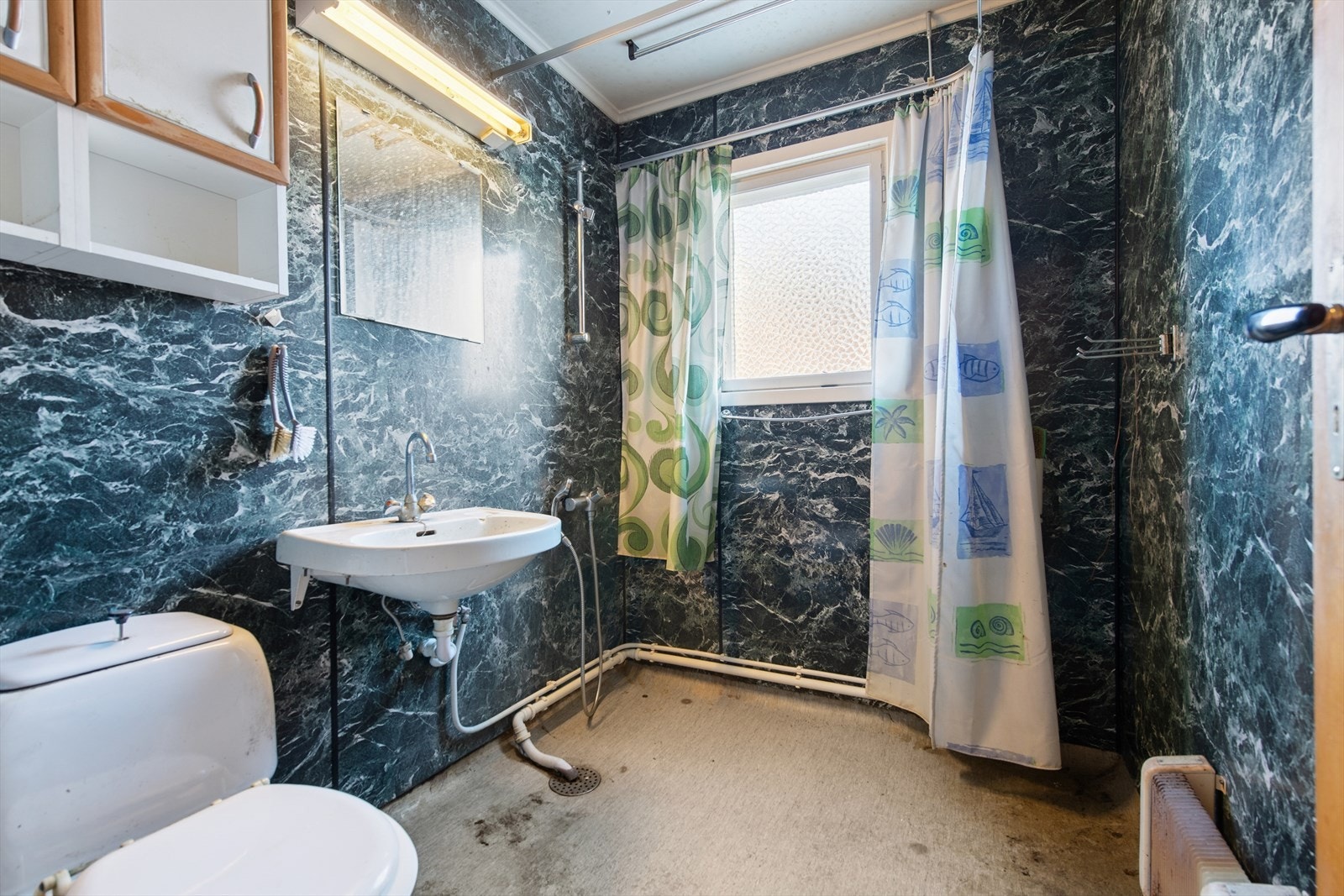 Badet er også av eldre dato, og har belegg på gulvet og våtromsplater på veggene. Galleribilde