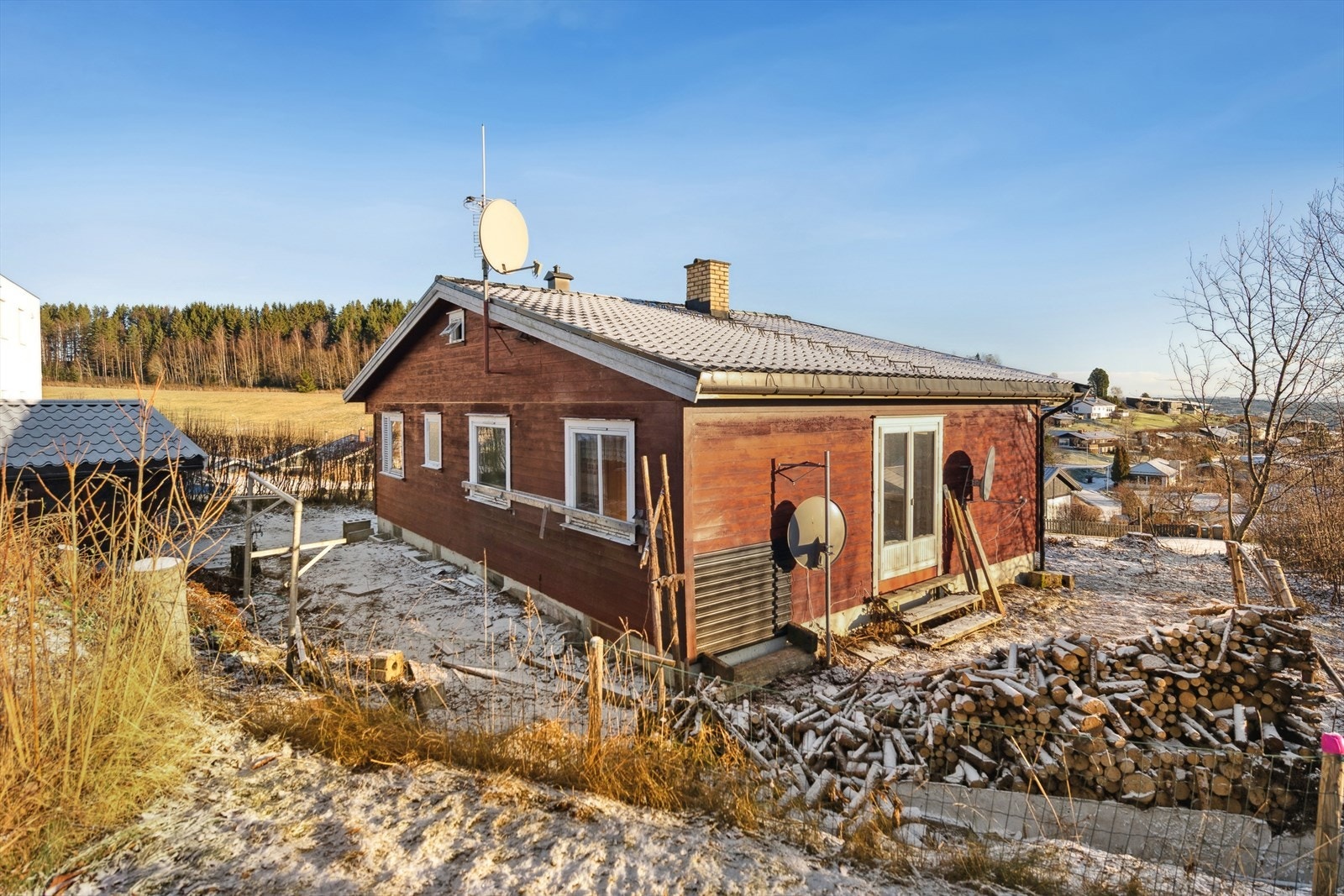 Boligen fra 1965 har en praktisk planløsning fordelt på to etasjer. Galleribilde