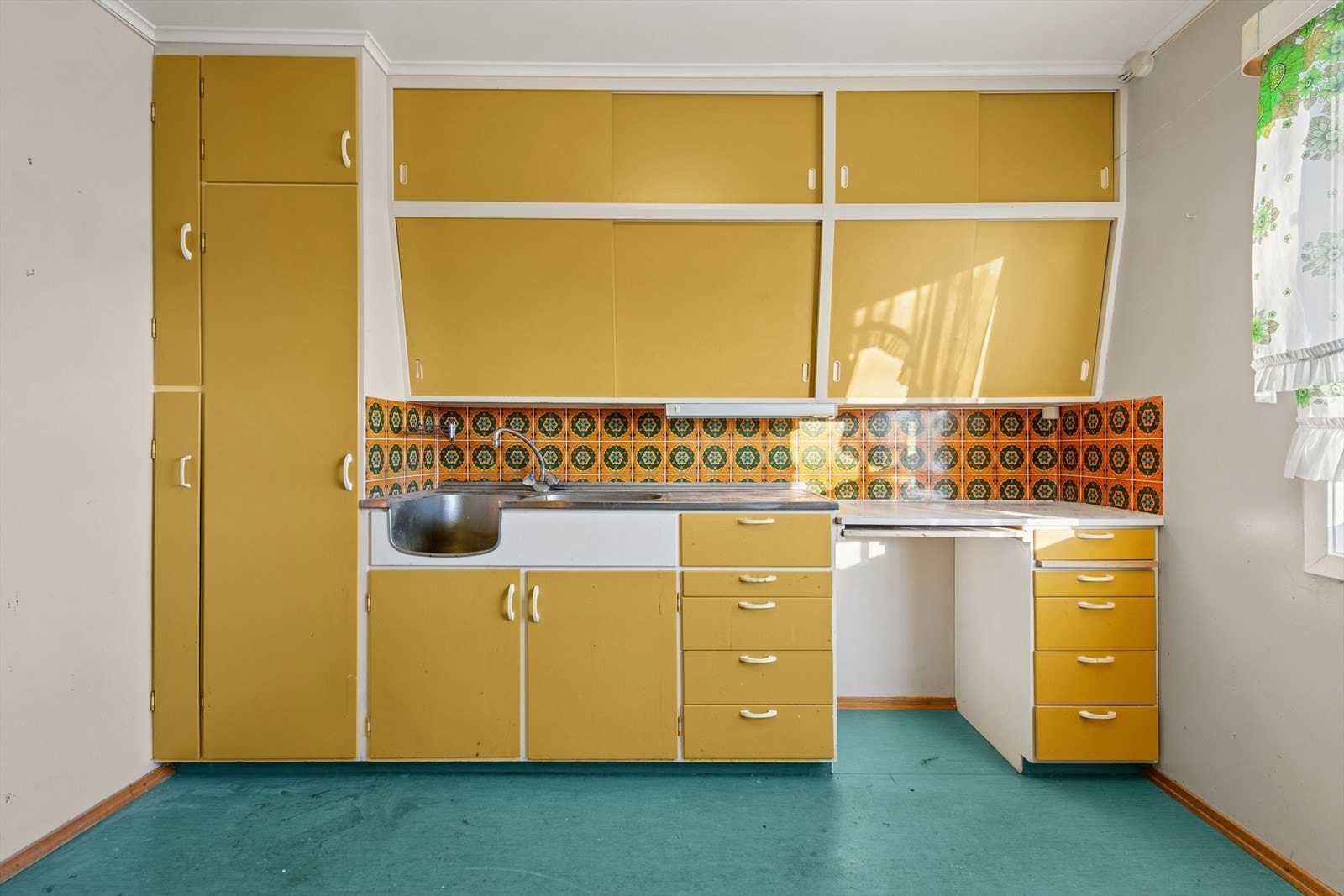 Det er plass til frittstående komfyr og kjøleskap. Galleribilde