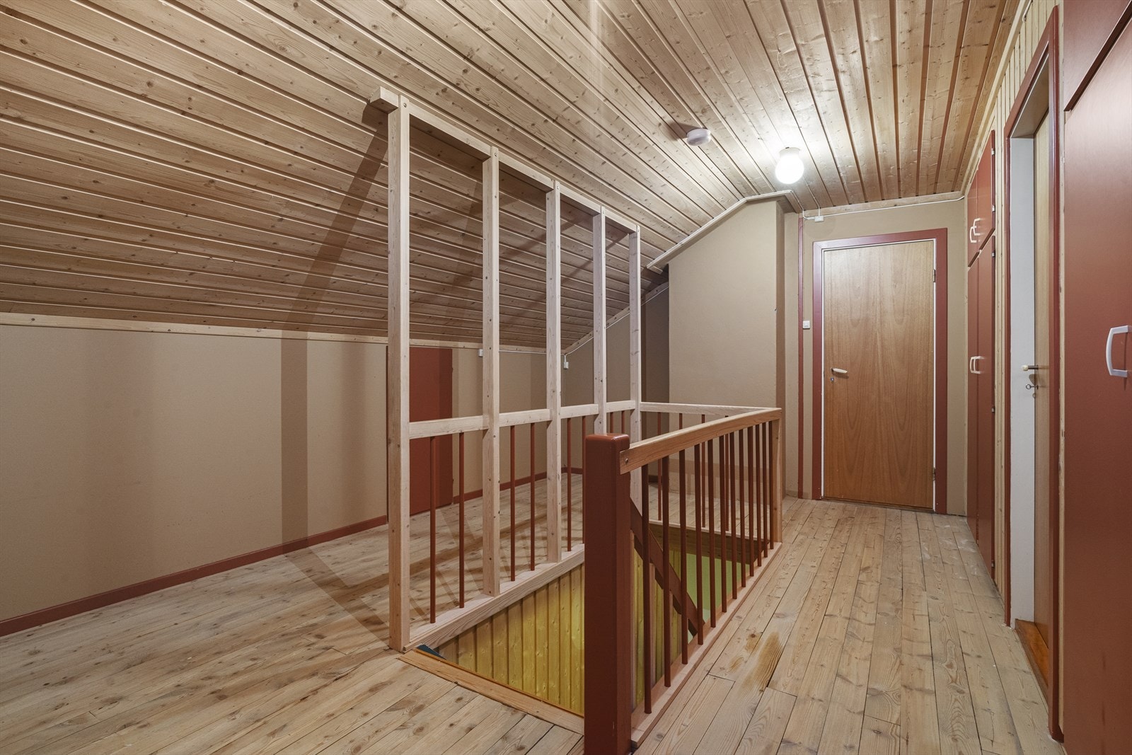 Trepanel i himling og furugulv gir en naturlig finish til loftet. Galleribilde