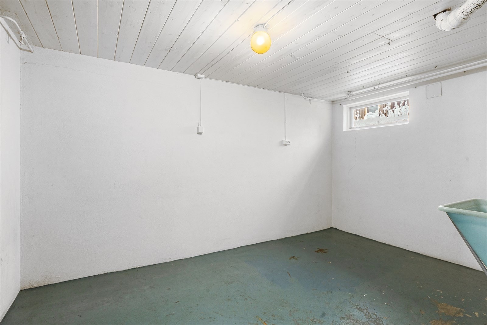 Malt betonggulv og murvegger på vaskerom. Galleribilde