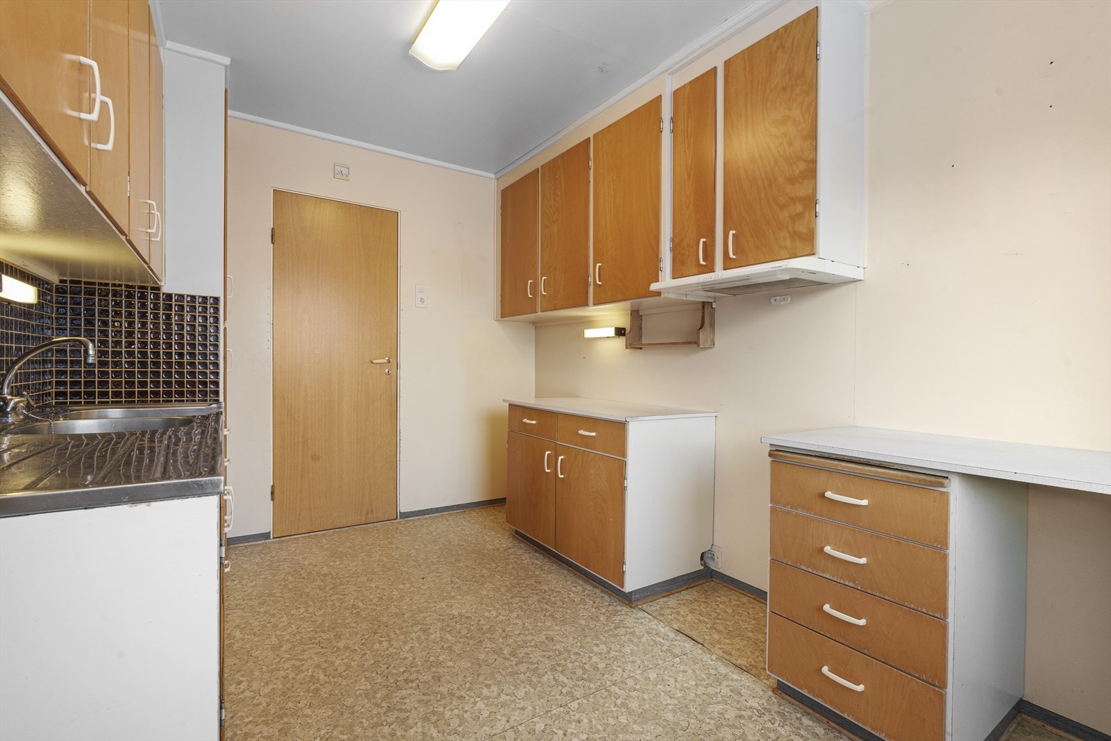 God skapplass gir praktisk oppbevaring, og kjøkkenventilator med avtrekk ut sikrer luftkvalitet. Galleribilde